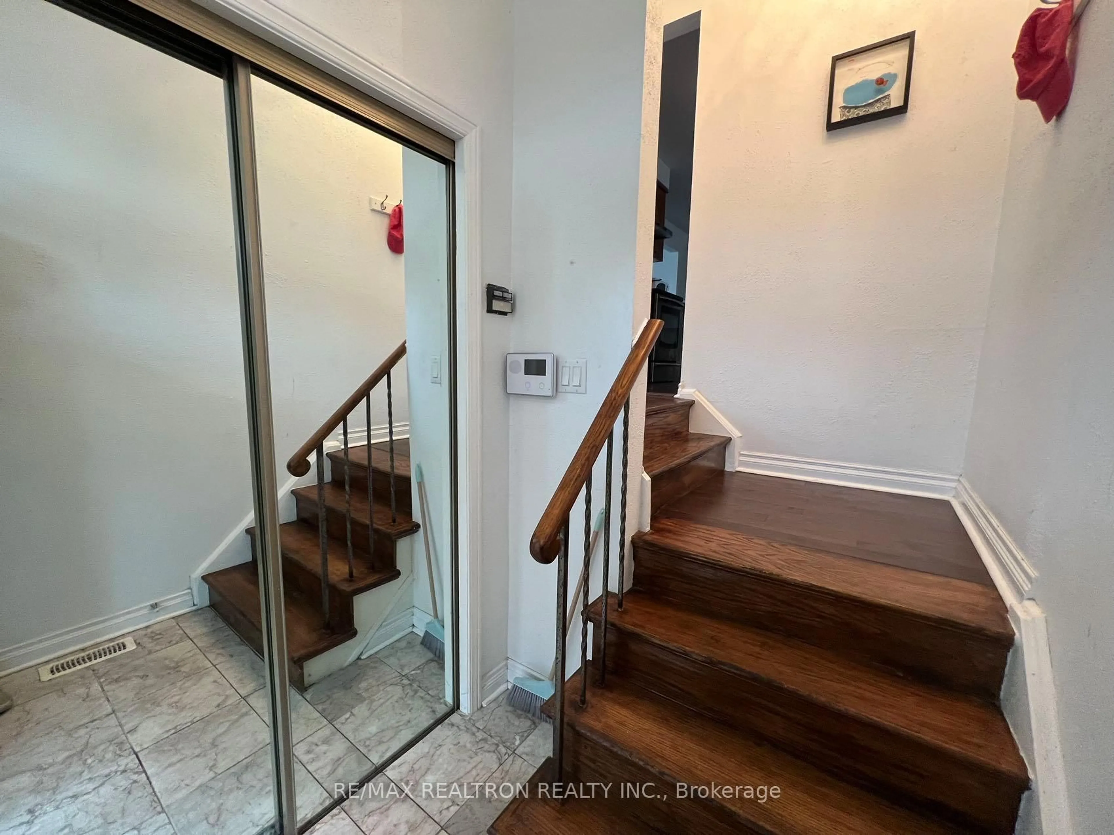 Indoor foyer for 57 Copperwood Sq, Toronto Ontario M1V 2C2