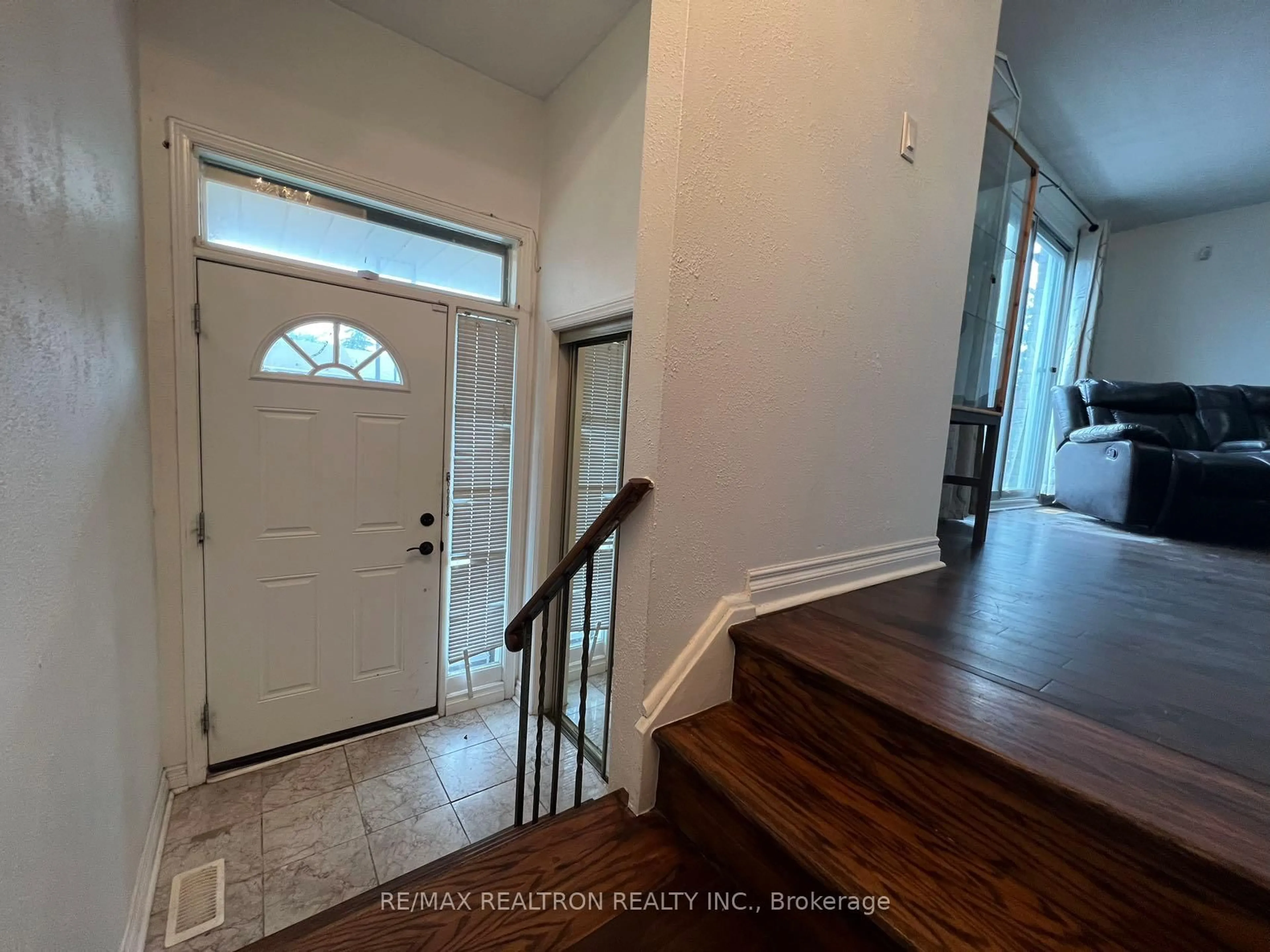 Indoor entryway for 57 Copperwood Sq, Toronto Ontario M1V 2C2