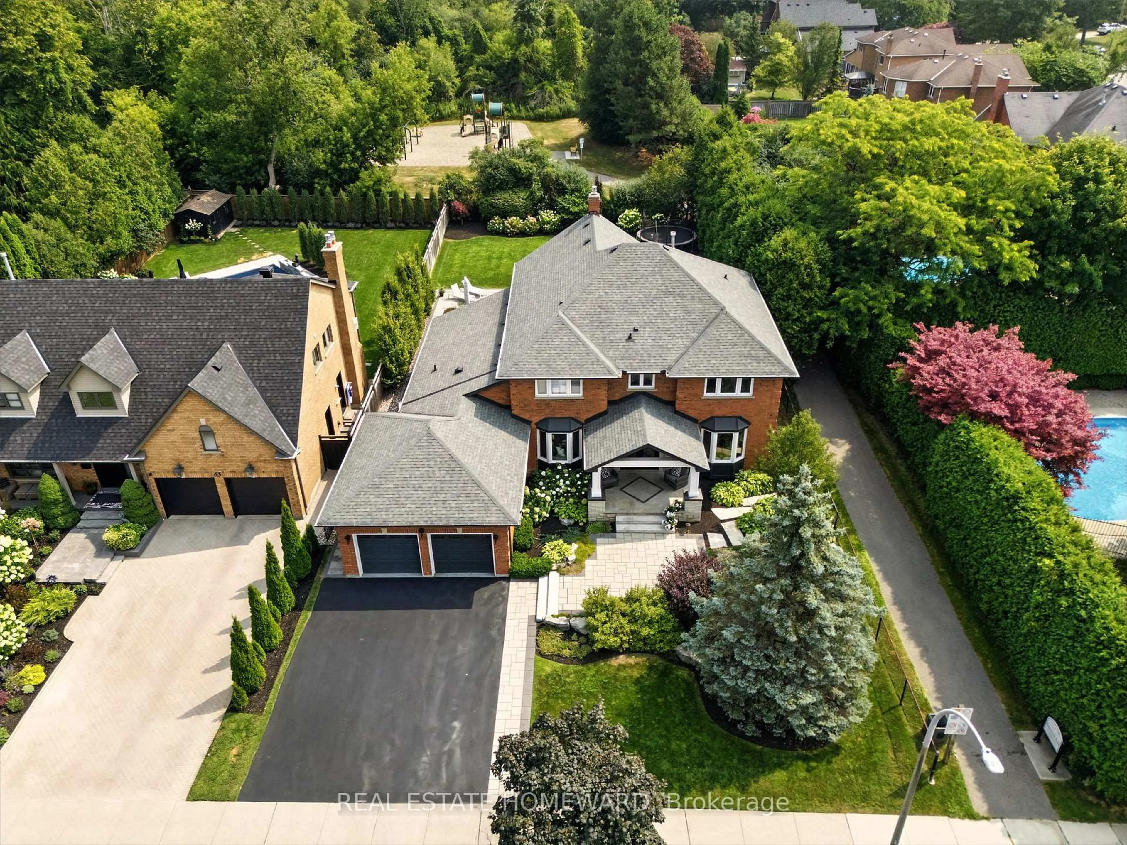A pic from outside/outdoor area/front of a property/back of a property/a pic from drone, street for 63 Whitburn St, Whitby Ontario L1R 1R4