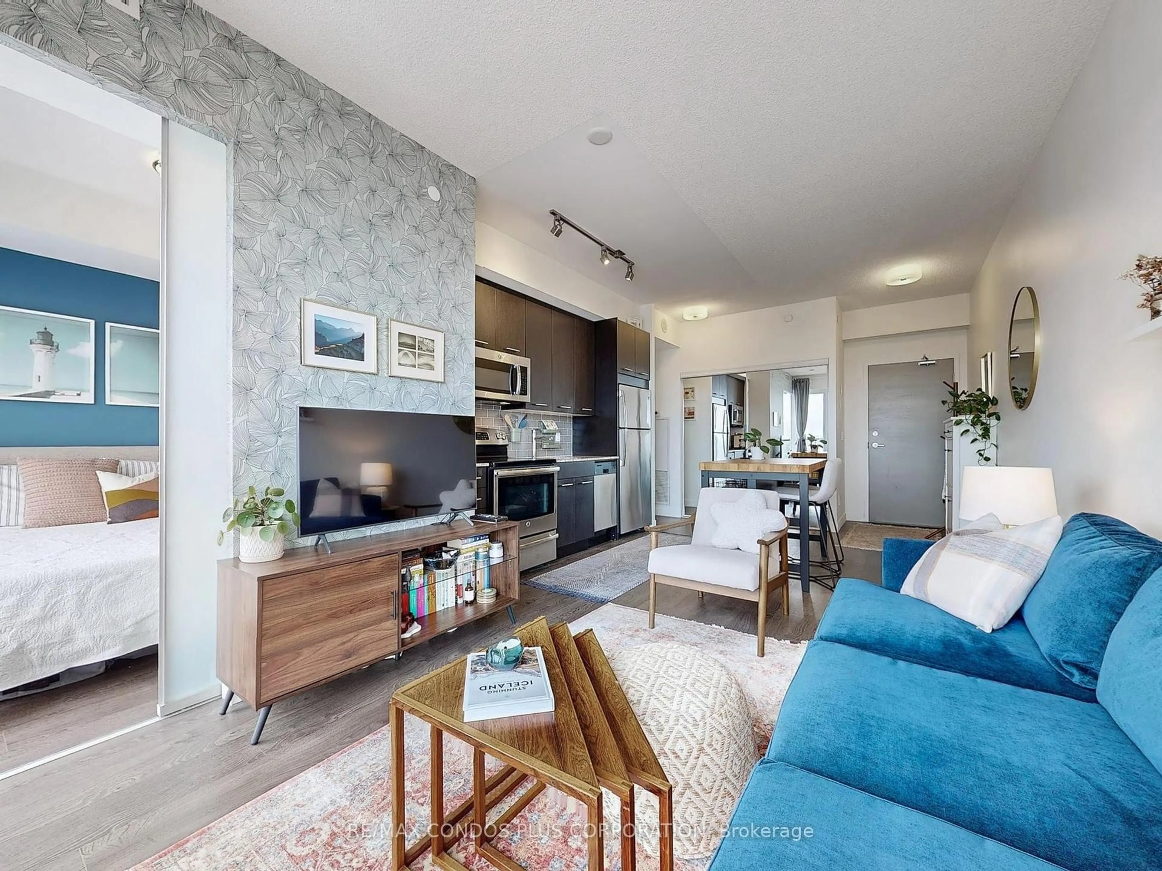 Living room with furniture, unknown for 2055 Danforth Ave #605, Toronto Ontario M4C 1J8