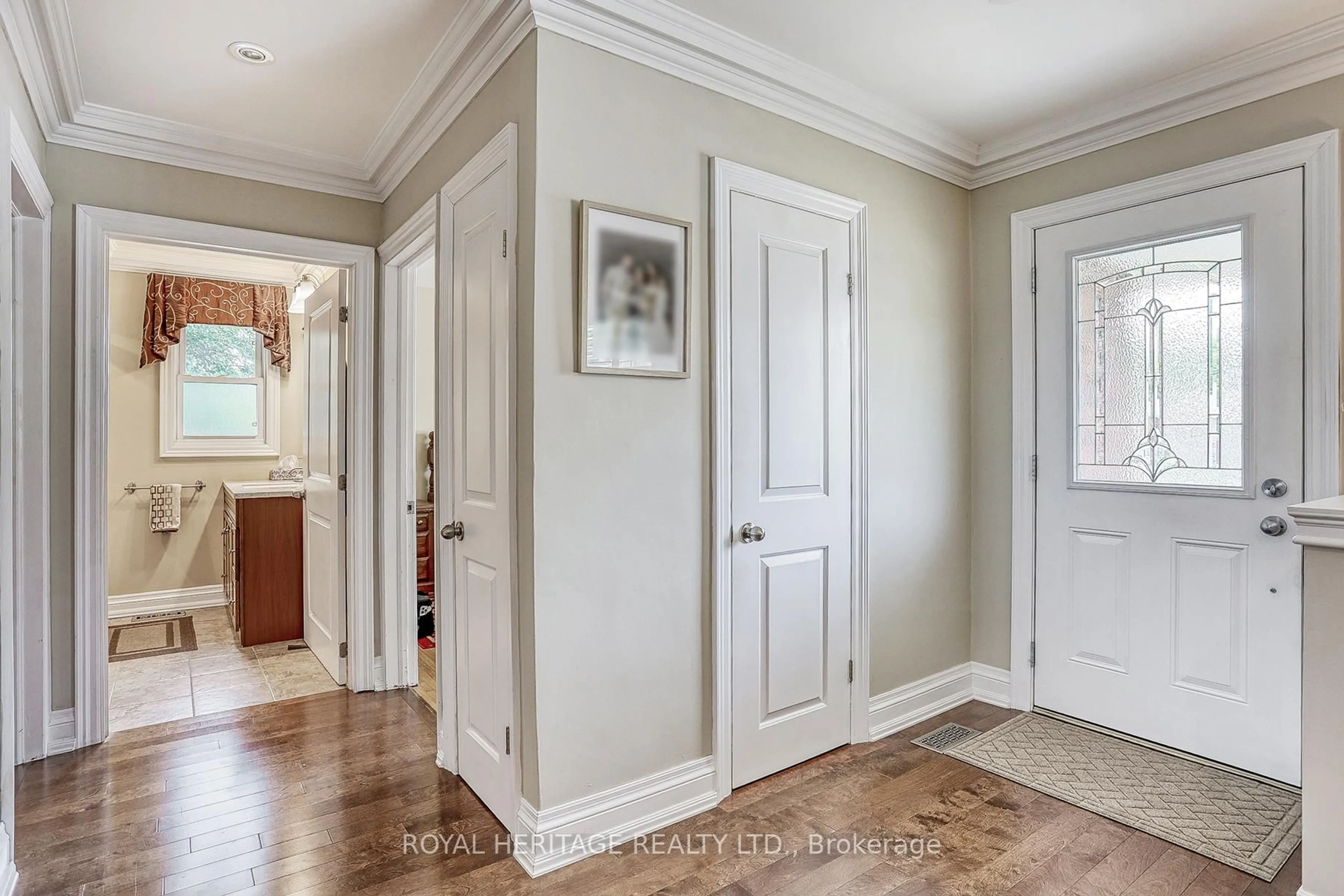 Indoor entryway for 339 Nipigon St, Oshawa Ontario L1J 4P1