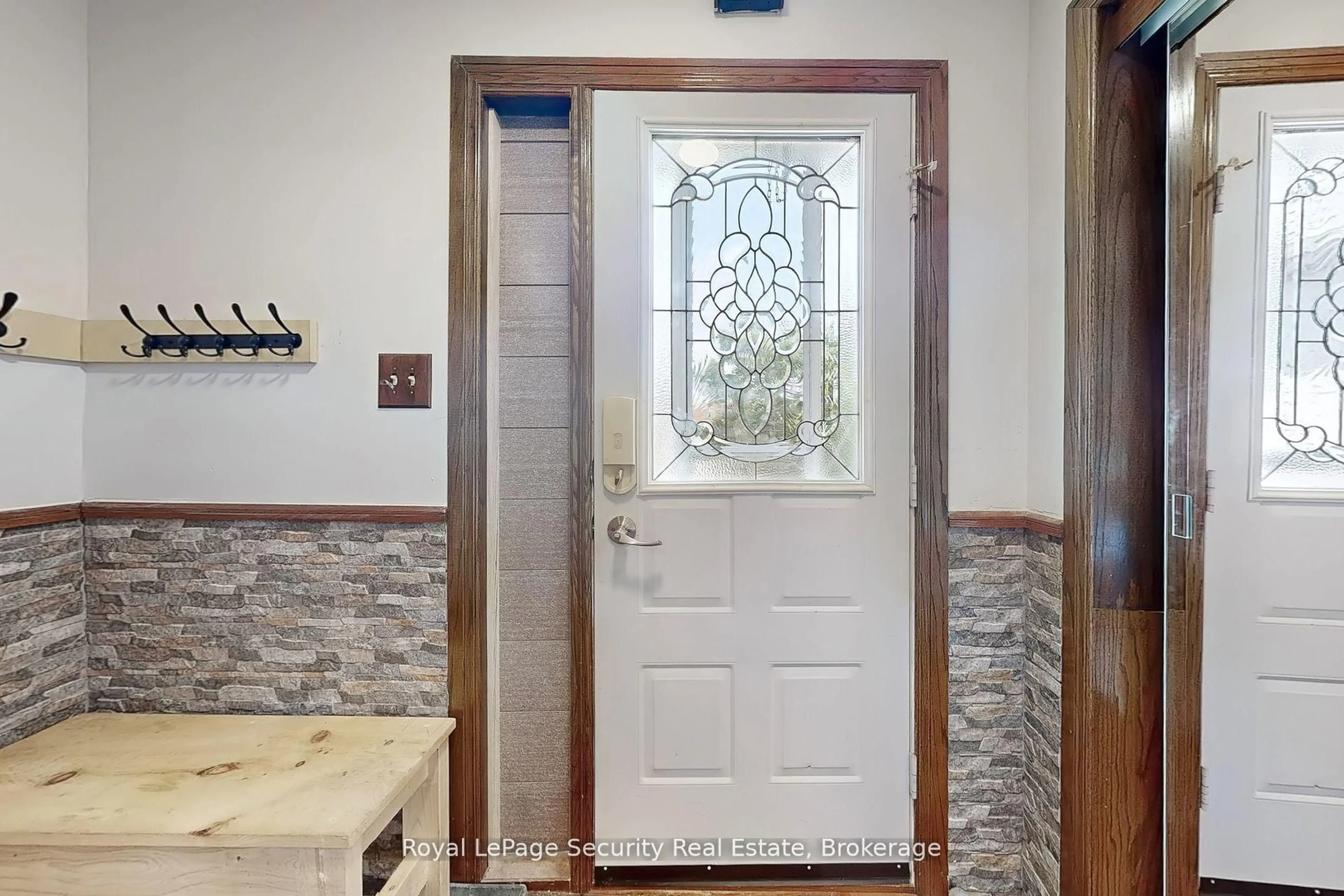 Indoor entryway for 42 Gardiner Dr, Ajax Ontario L1S 5Y3
