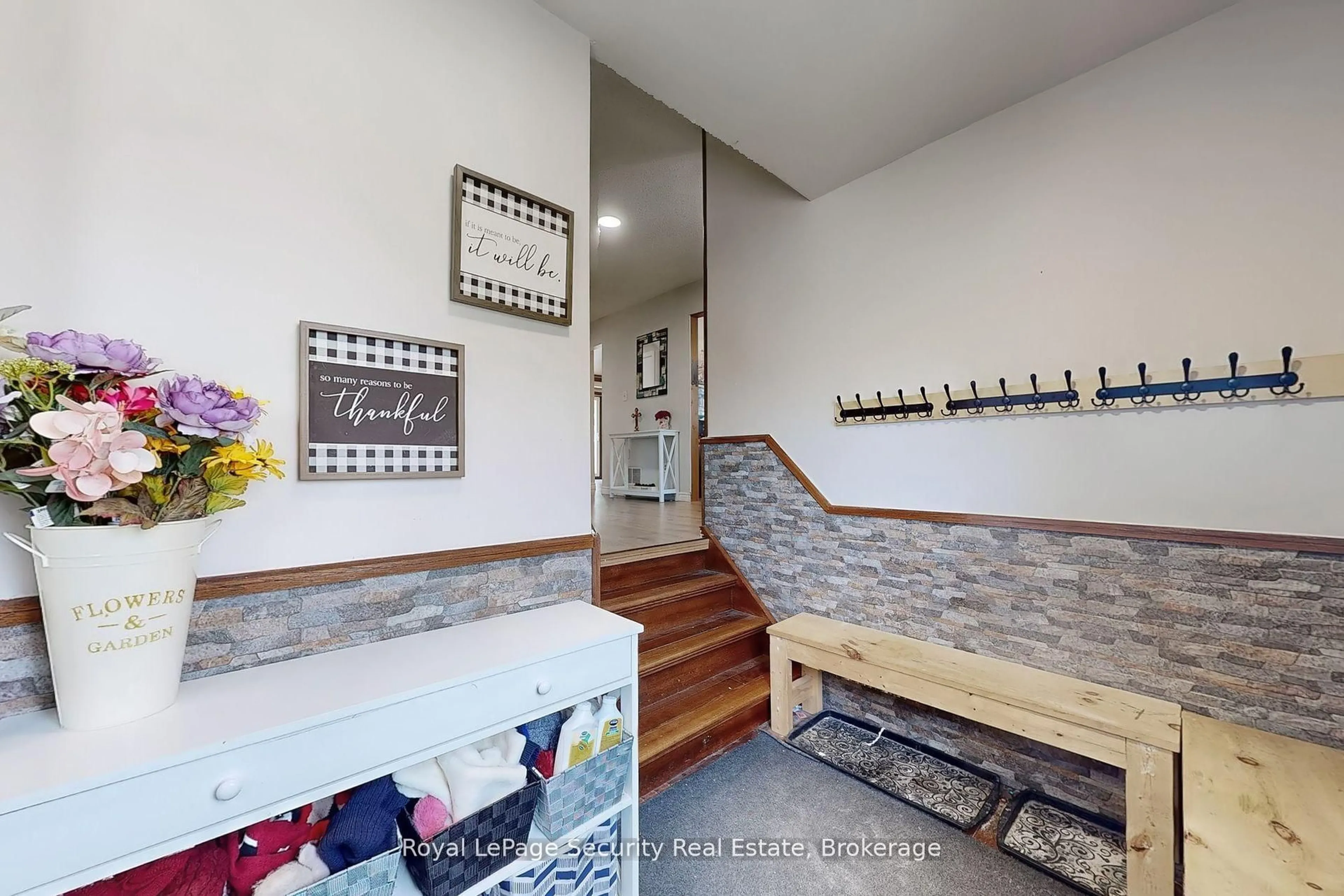 Indoor entryway for 42 Gardiner Dr, Ajax Ontario L1S 5Y3