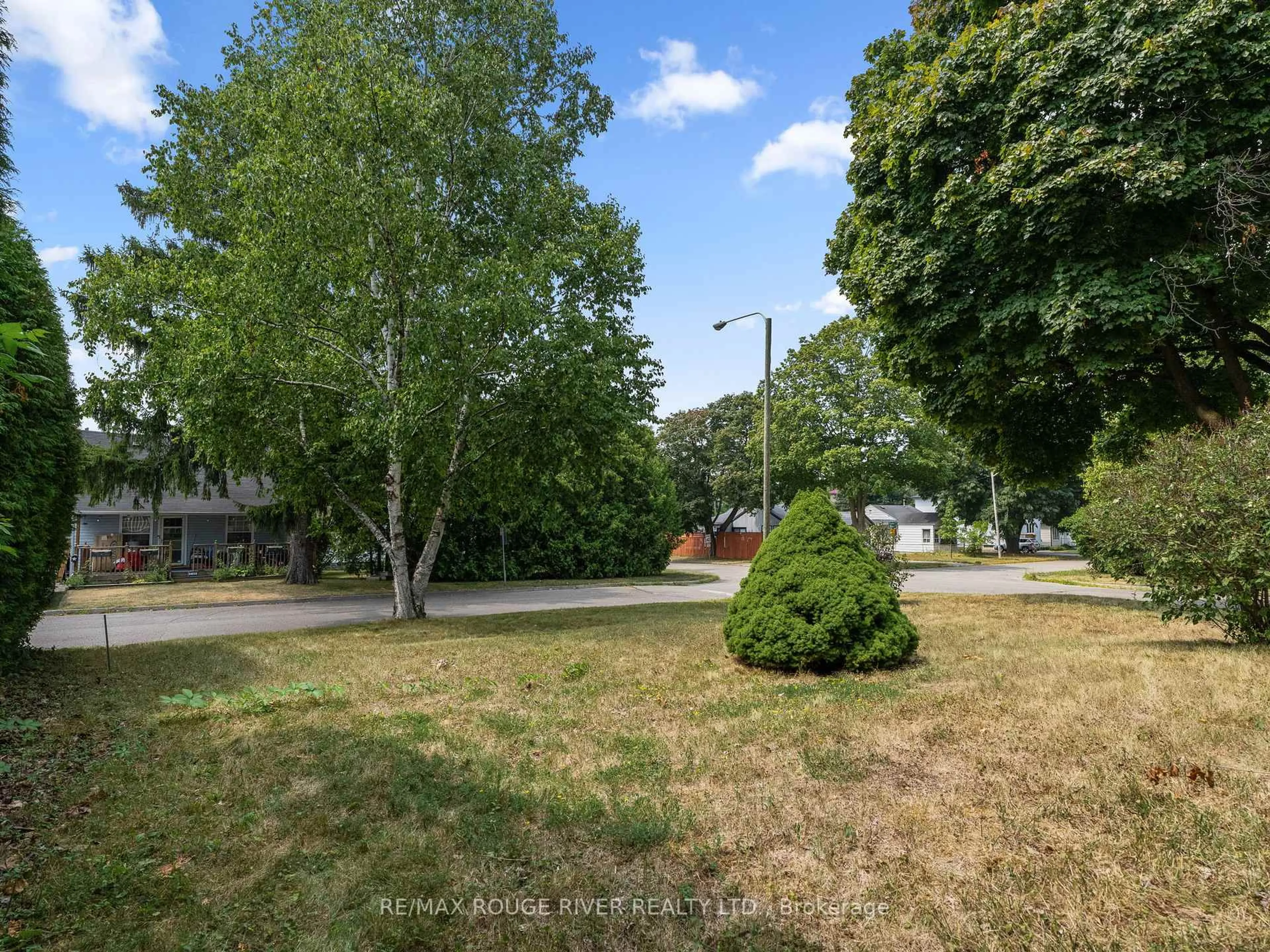 A pic from outside/outdoor area/front of a property/back of a property/a pic from drone, street for 47 Tudor Ave, Ajax Ontario L1S 2A2