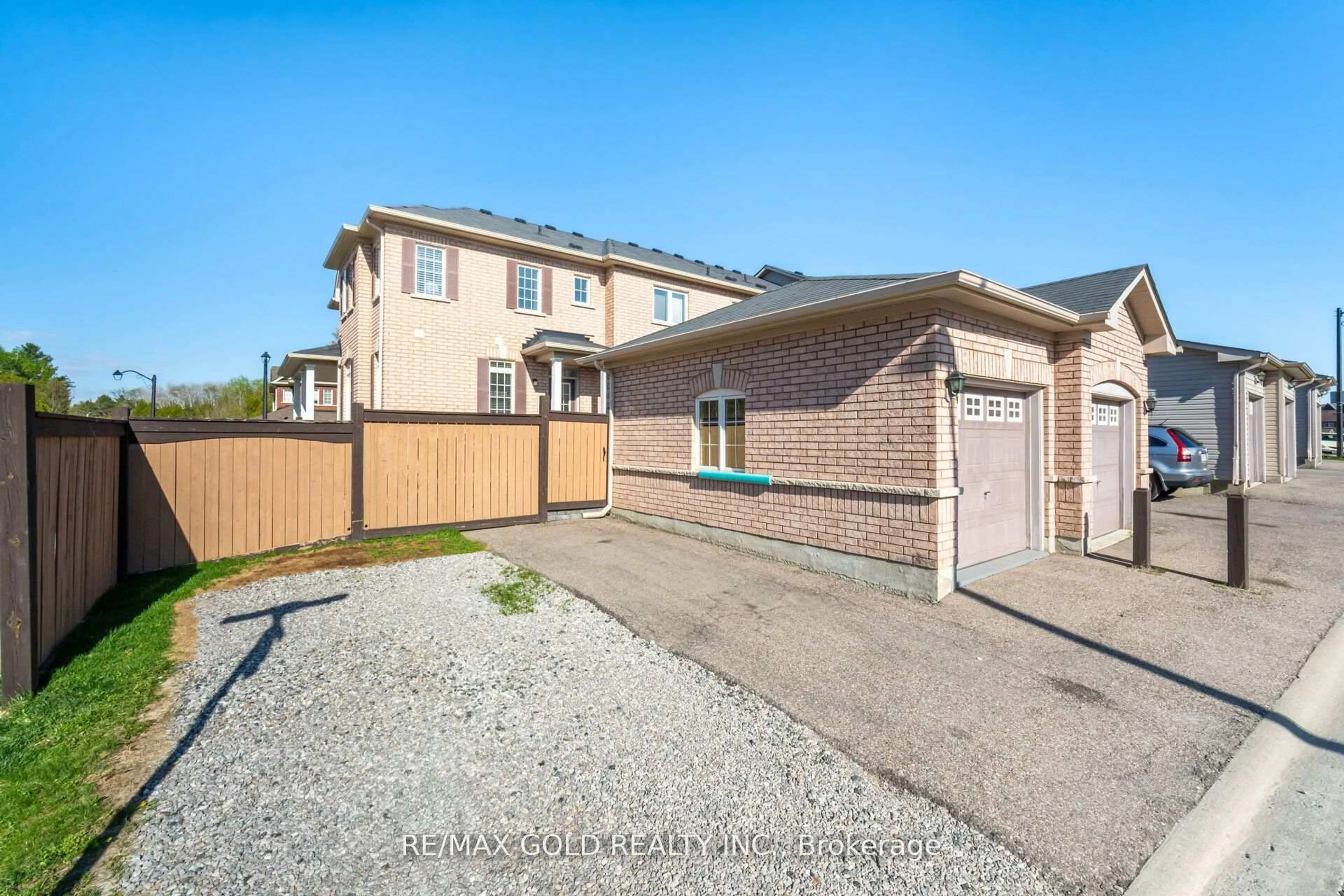 A pic from outside/outdoor area/front of a property/back of a property/a pic from drone, street for 2494 Earl Grey Ave, Pickering Ontario L1X 0B9