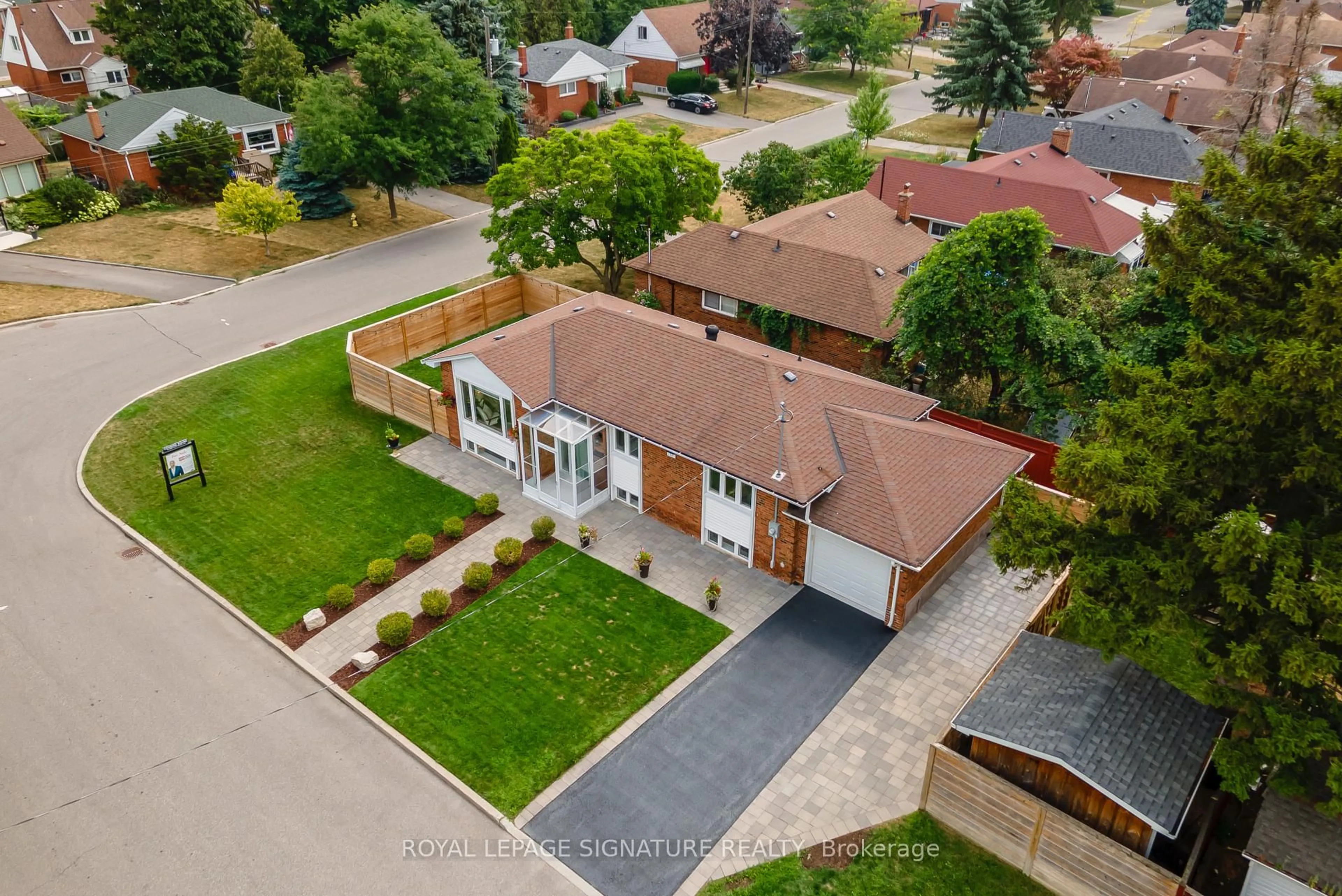 A pic from outside/outdoor area/front of a property/back of a property/a pic from drone, street for 52 Ivorwood Cres, Toronto Ontario M1R 2X4