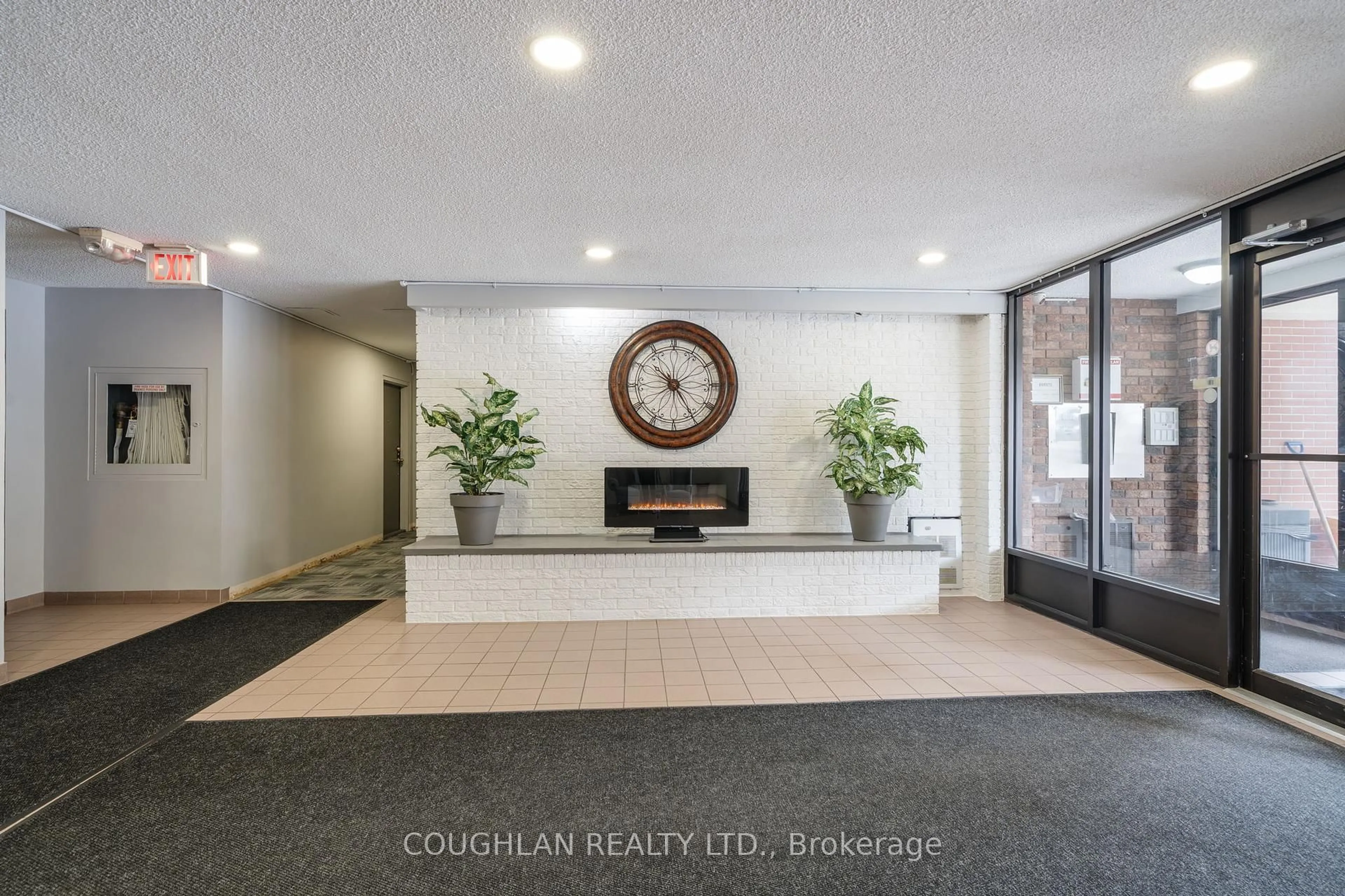Indoor foyer for 131 Taunton Rd #407, Oshawa Ontario L1G 3T8