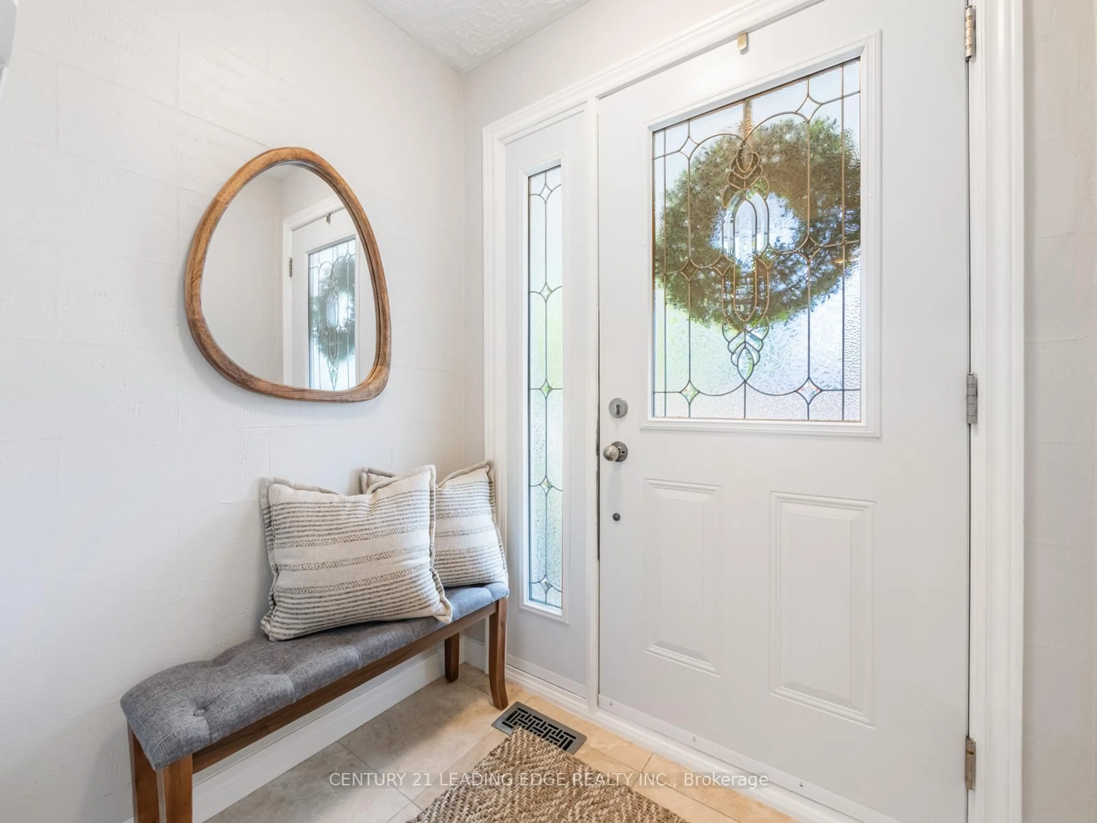 Indoor entryway for 2 Daventry Rd, Toronto Ontario M1H 2B6