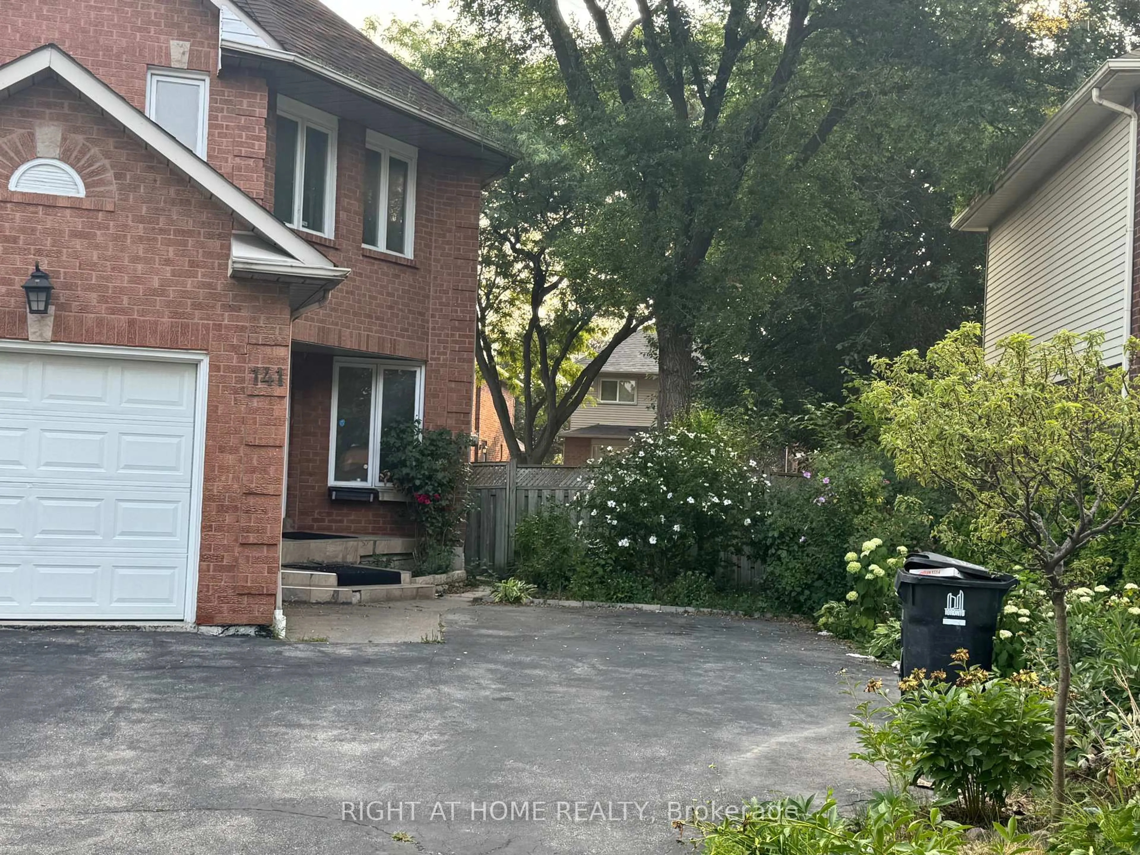 A pic from outside/outdoor area/front of a property/back of a property/a pic from drone, street for 141 Sandown Ave, Toronto Ontario M1N 3W6