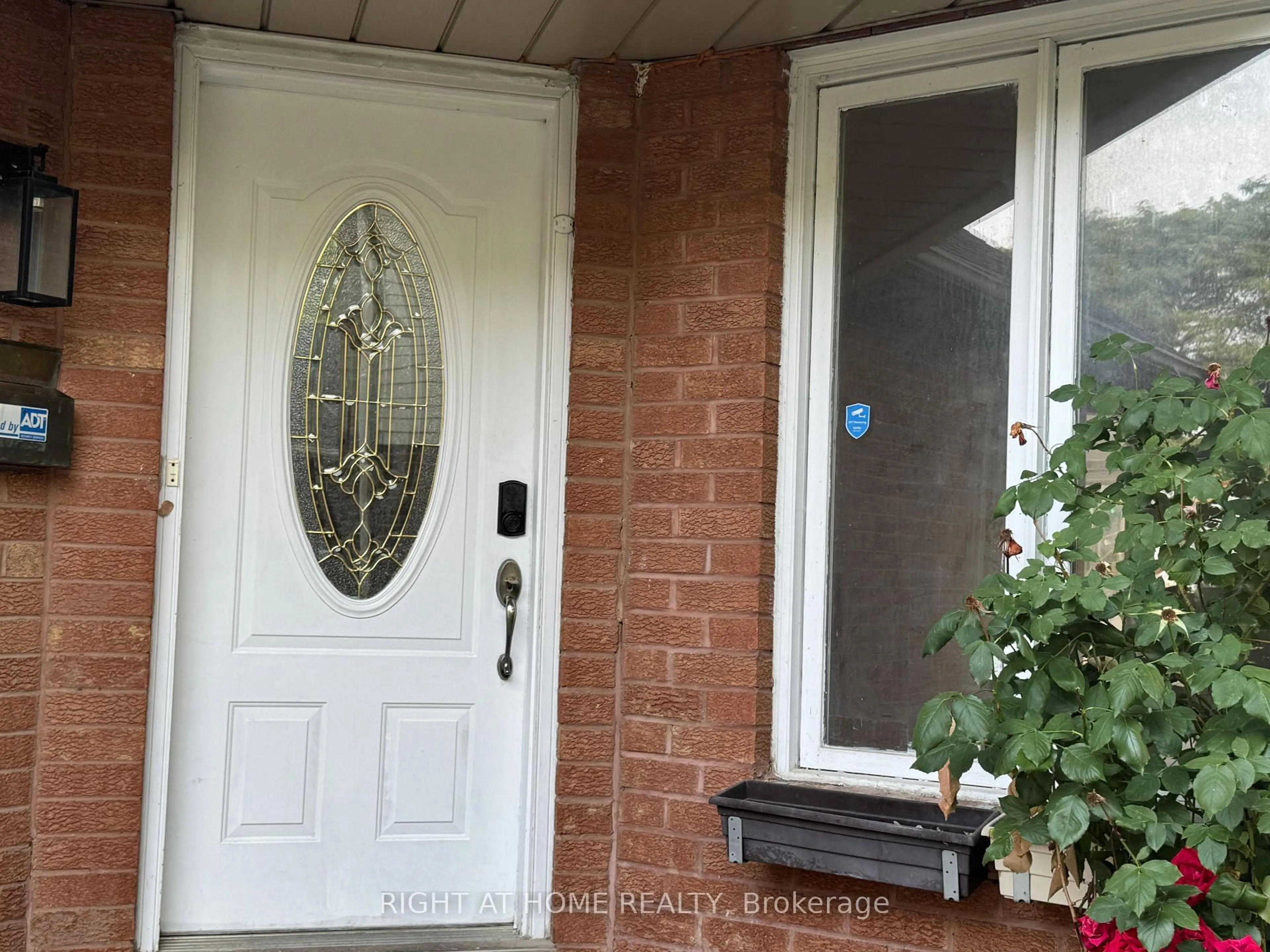 Indoor entryway for 141 Sandown Ave, Toronto Ontario M1N 3W6