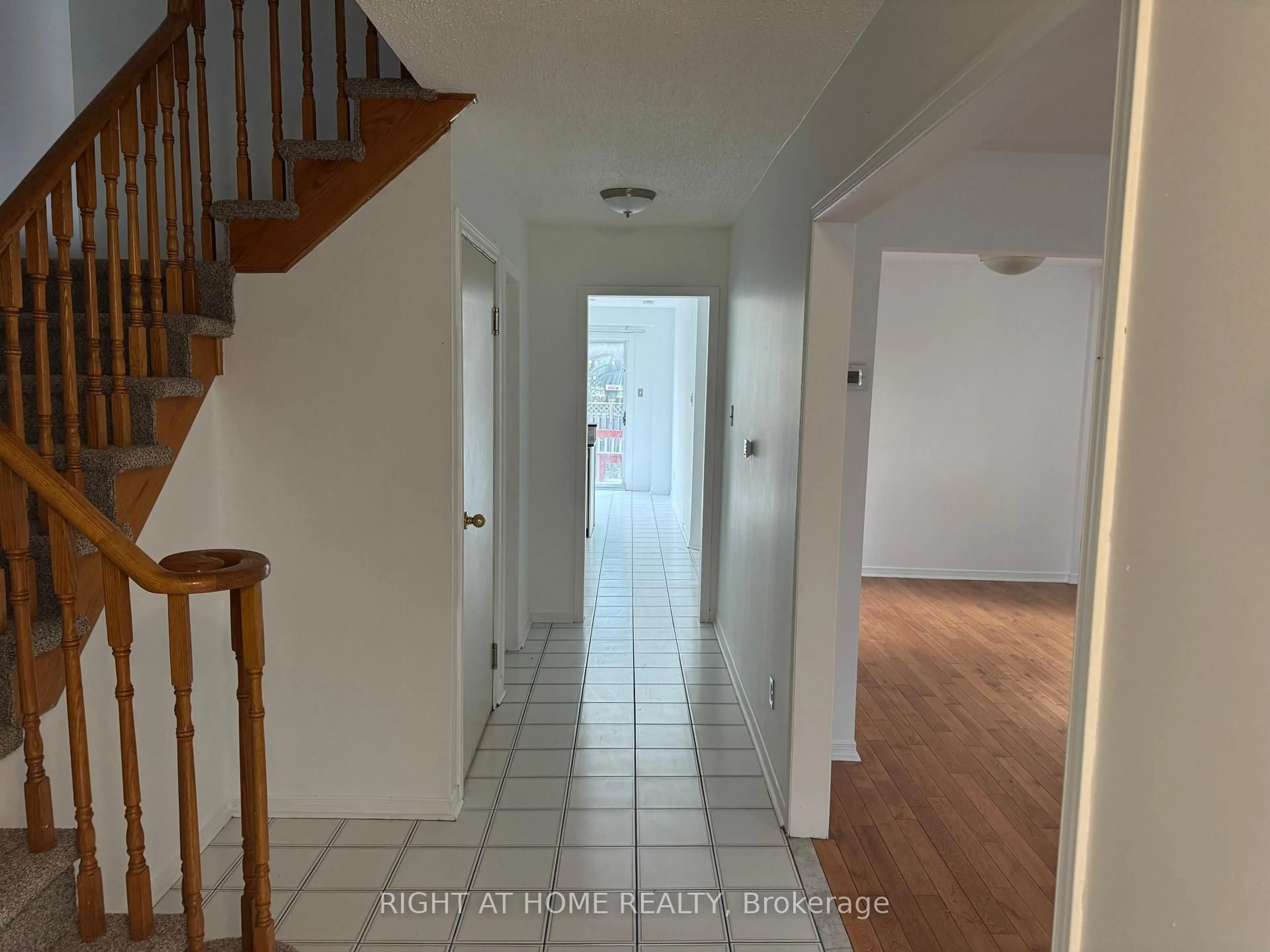 Indoor entryway for 141 Sandown Ave, Toronto Ontario M1N 3W6