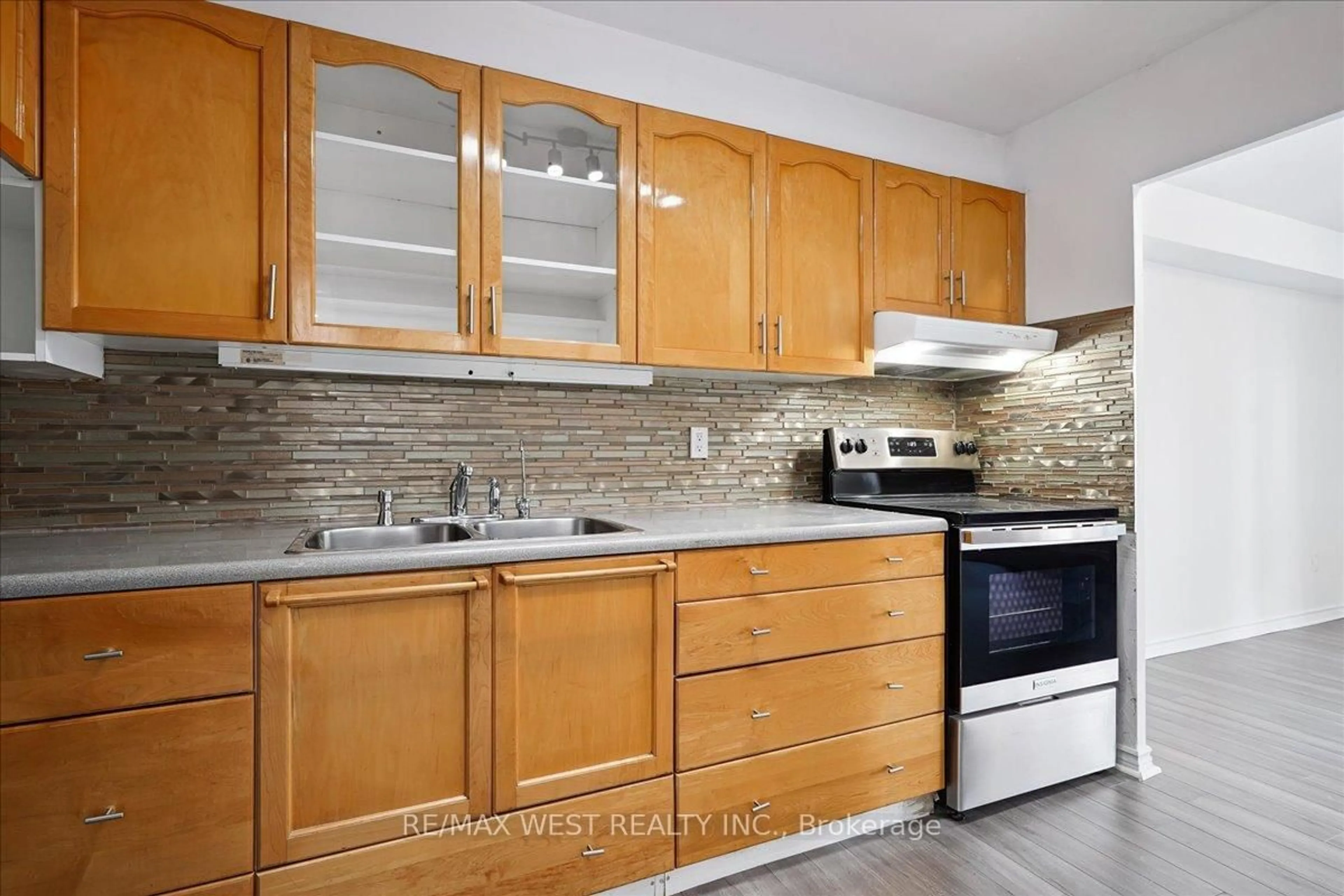 Standard kitchen, ceramic/tile floor for 5 Massey Sq #1514, Toronto Ontario M4C 5L6
