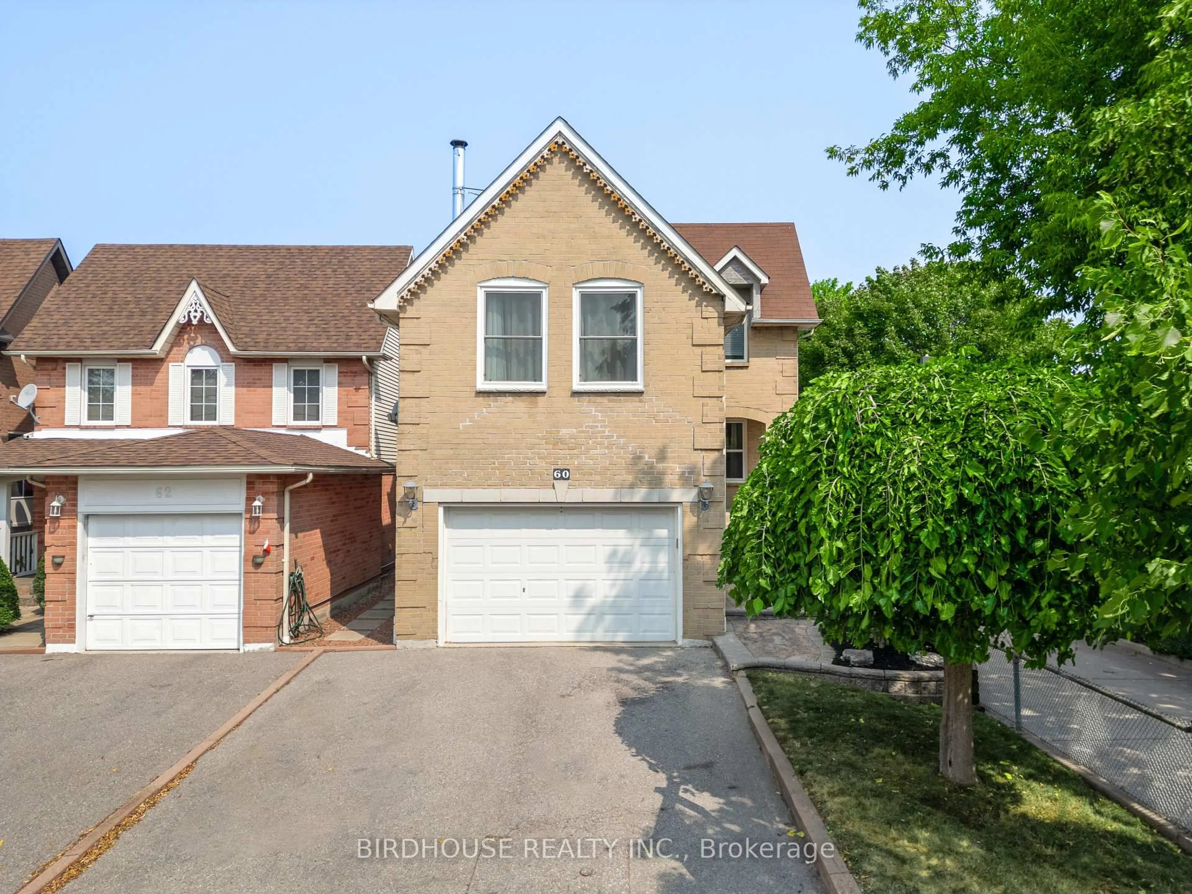 A pic from outside/outdoor area/front of a property/back of a property/a pic from drone, street for 60 Cornwall Dr, Ajax Ontario L1T 3G1