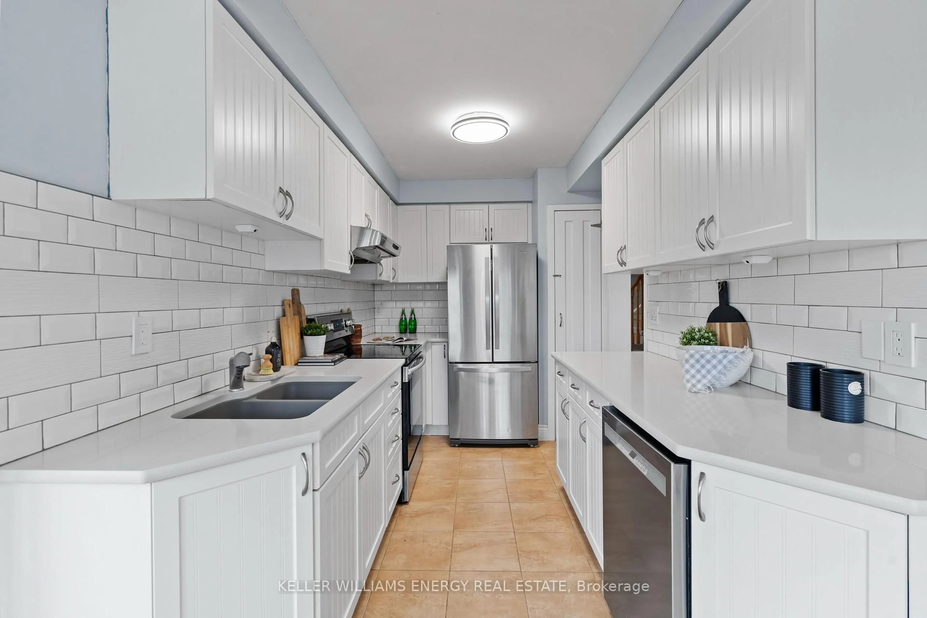 Standard kitchen, ceramic/tile floor for 25 Heaver Dr, Whitby Ontario L1N 9K4