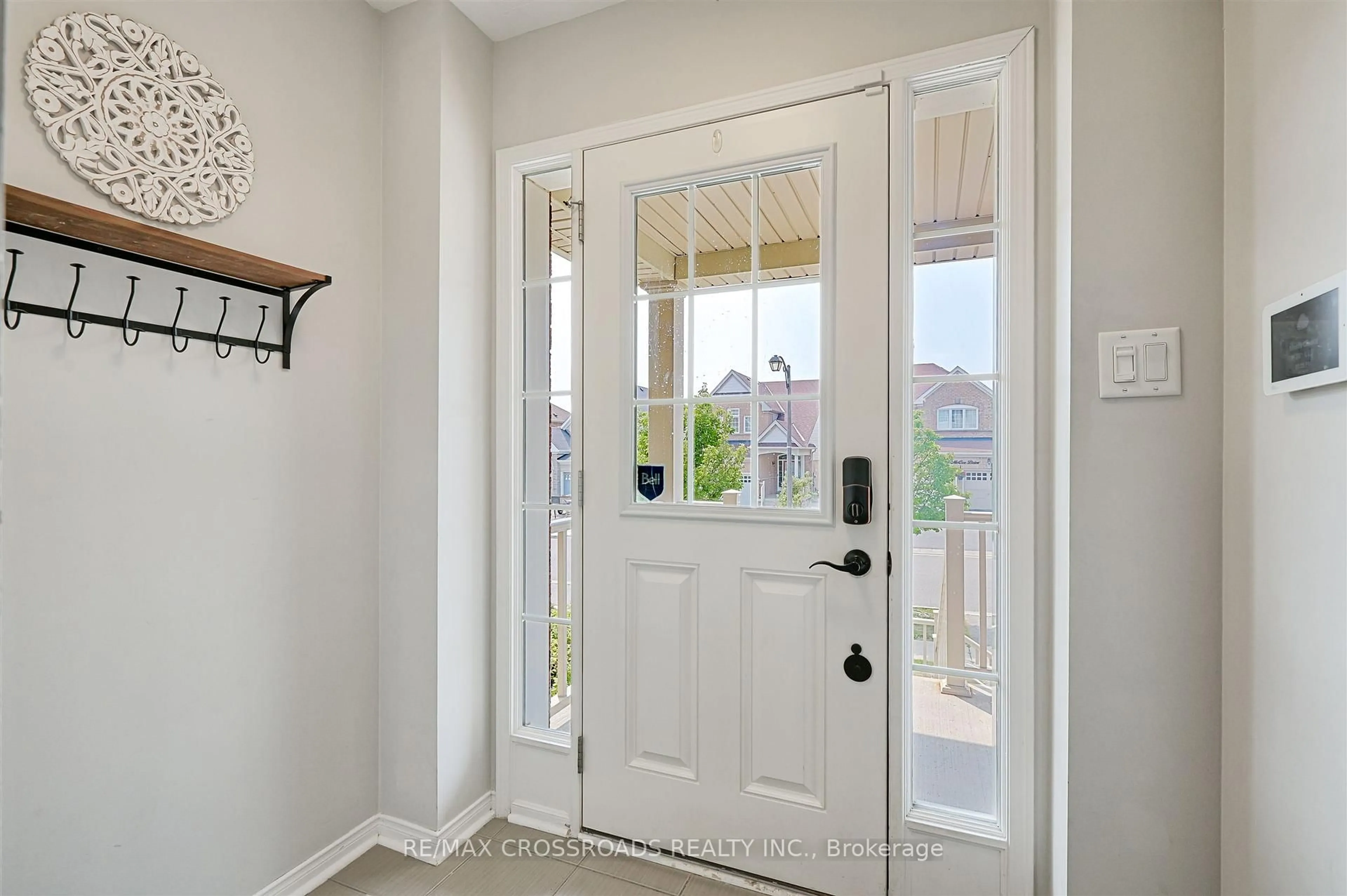 Indoor entryway for 784 McCue Dr, Oshawa Ontario L1K 0R1
