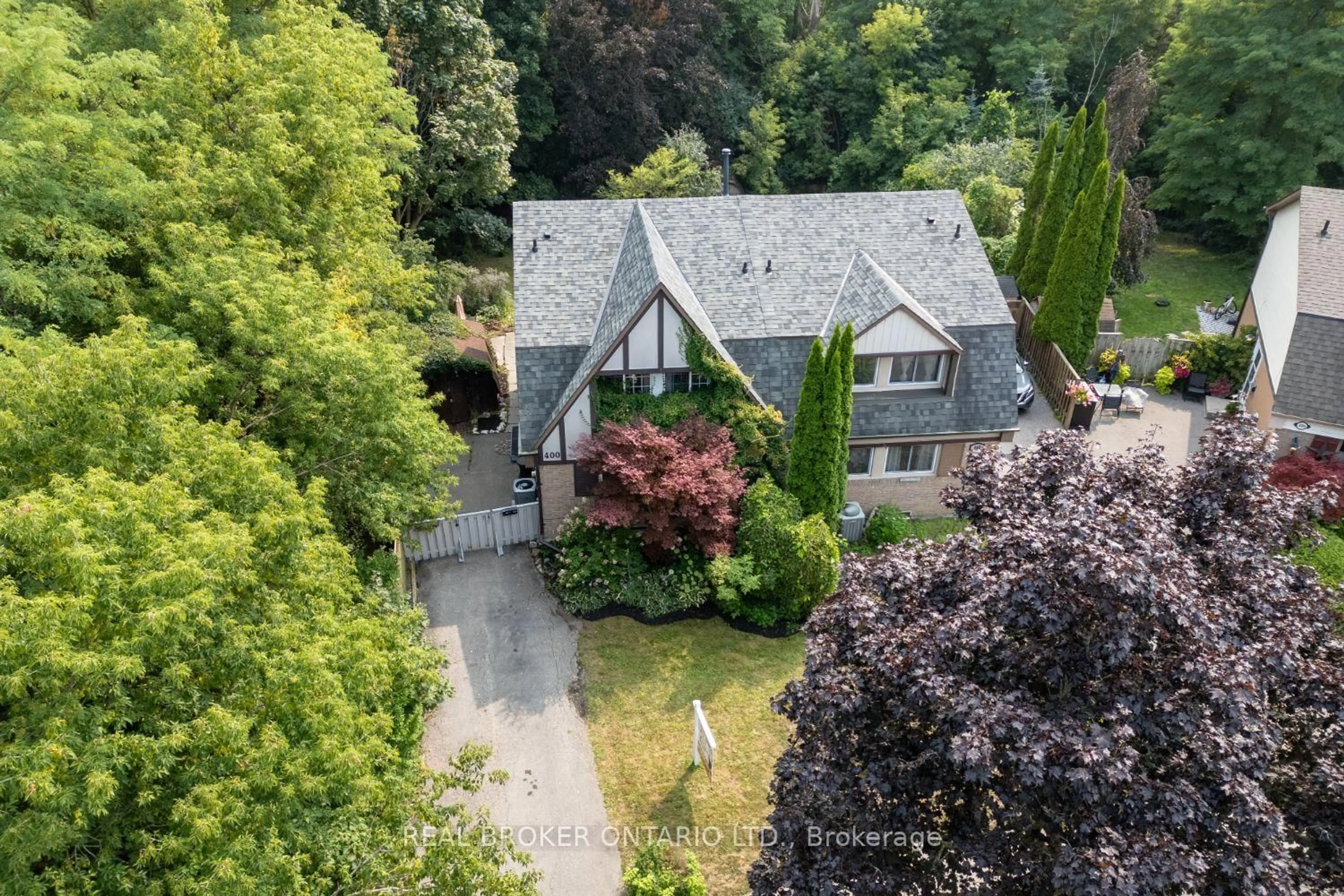 A pic from outside/outdoor area/front of a property/back of a property/a pic from drone, street for 400 Wickham Crt, Oshawa Ontario L1K 1N3