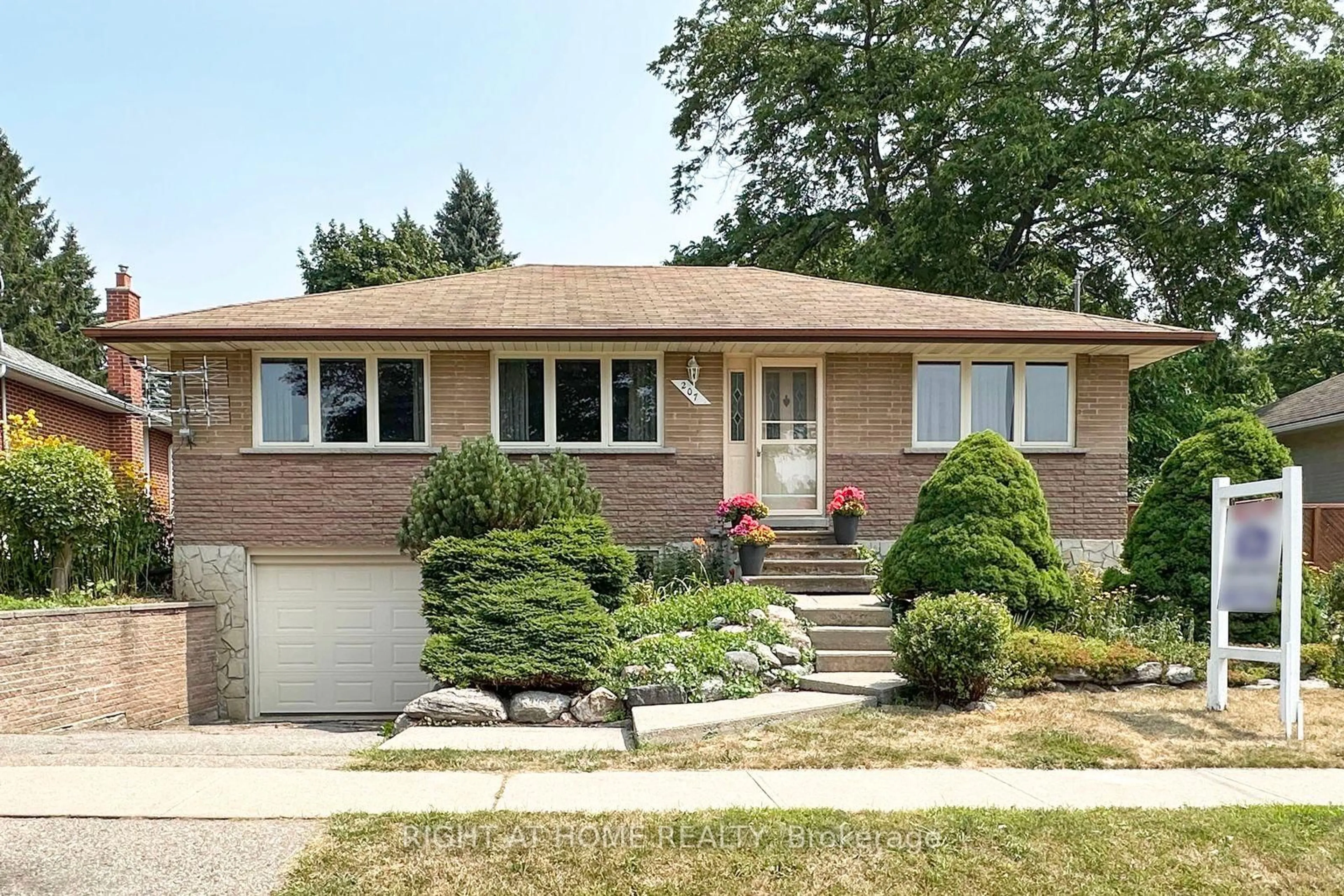Home with vinyl exterior material, street for 207 Hallett Ave, Whitby Ontario L1N 5K9