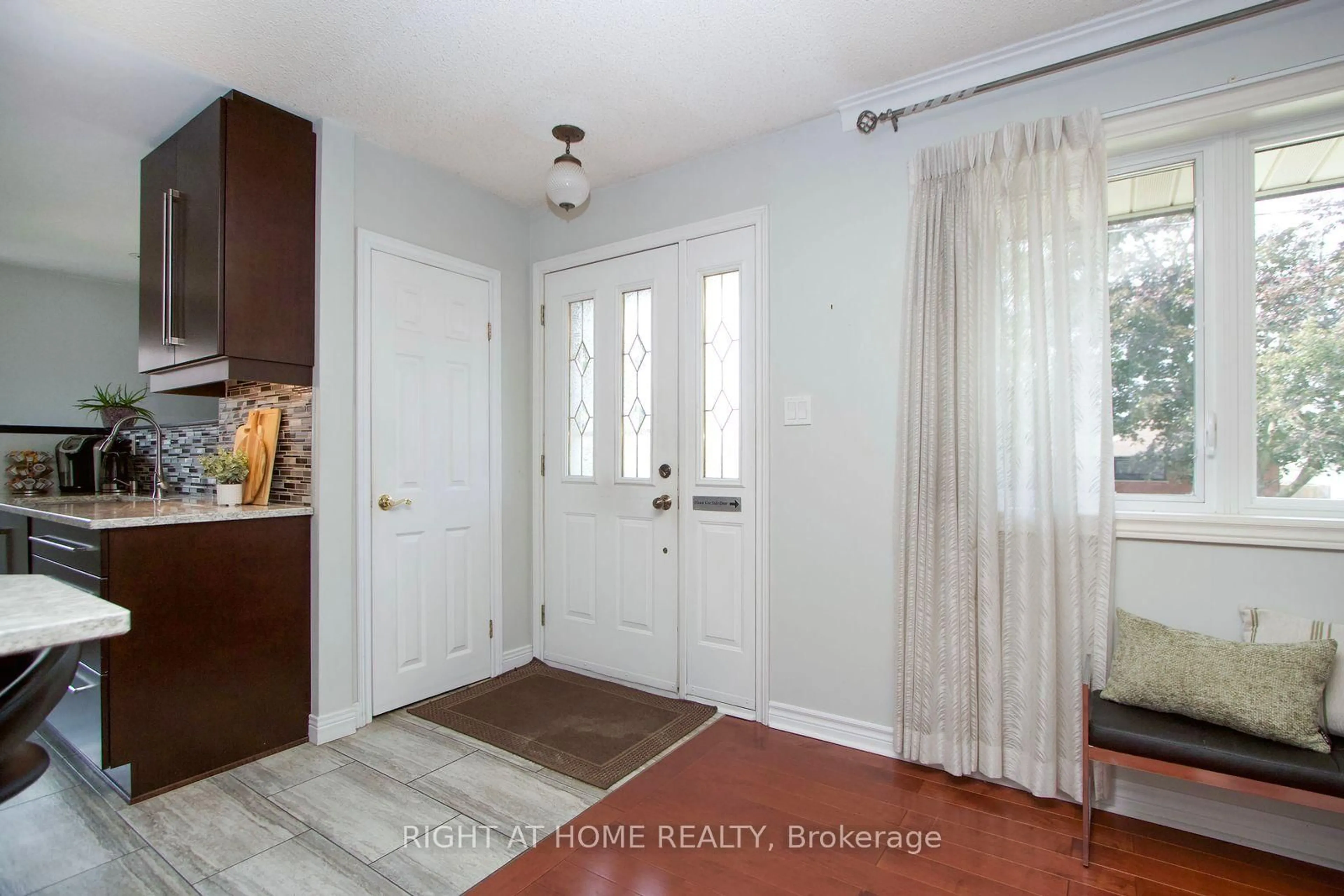 Indoor entryway for 207 Hallett Ave, Whitby Ontario L1N 5K9