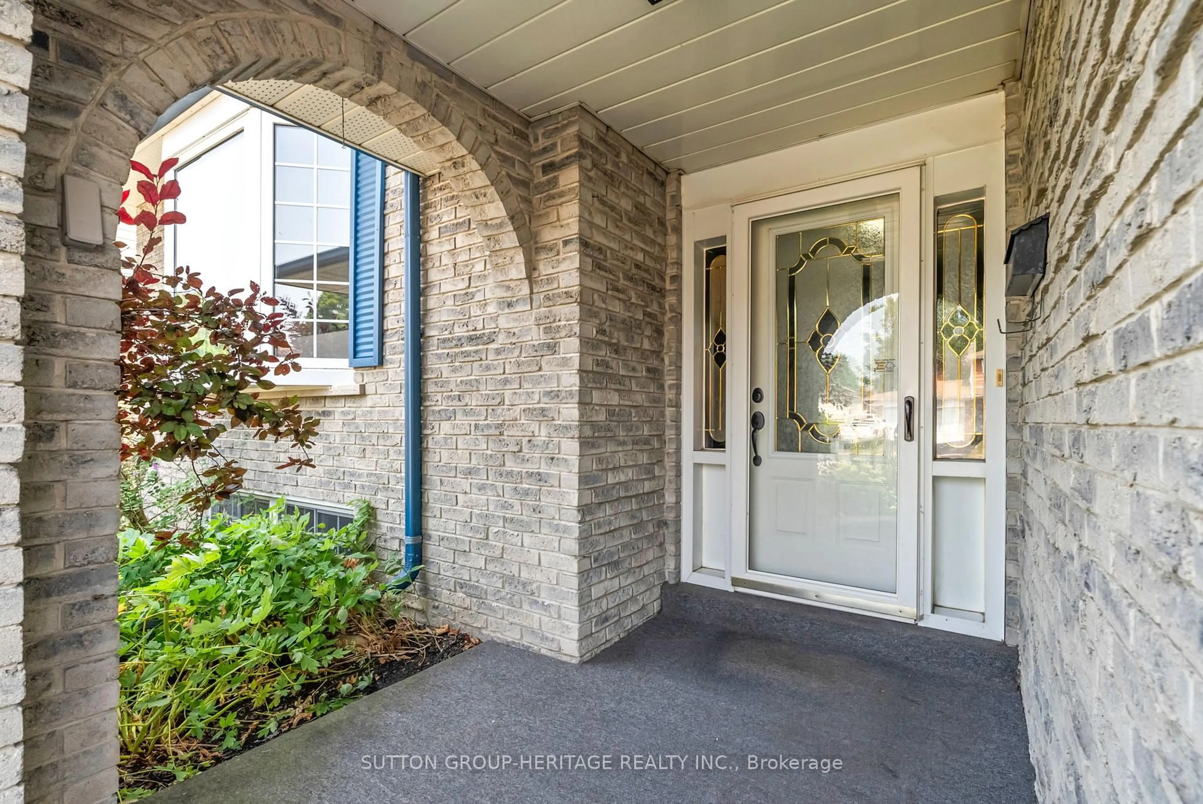 Indoor entryway for 25 Carruthers Dr, Clarington Ontario L1C 3S3