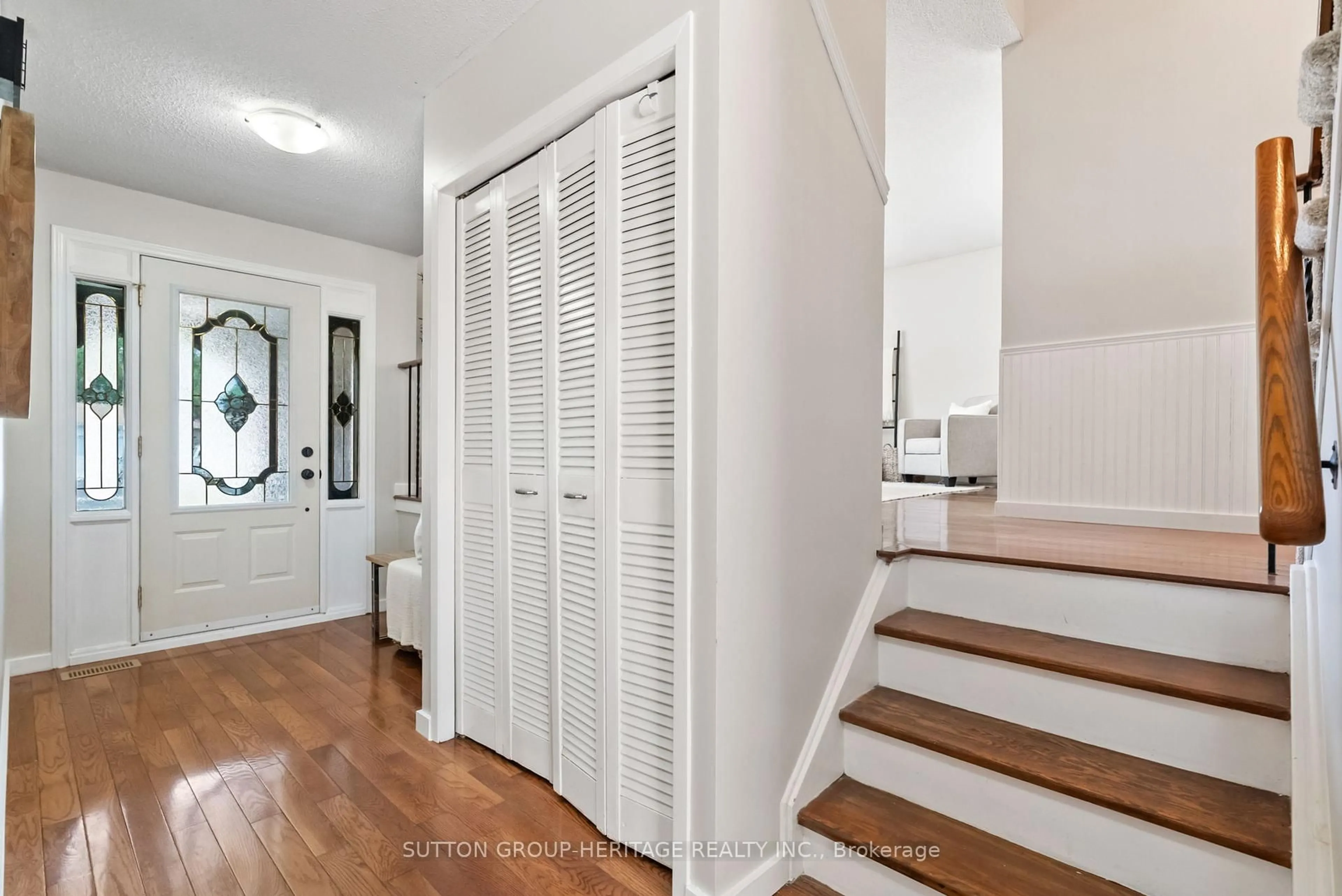 Indoor entryway for 25 Carruthers Dr, Clarington Ontario L1C 3S3