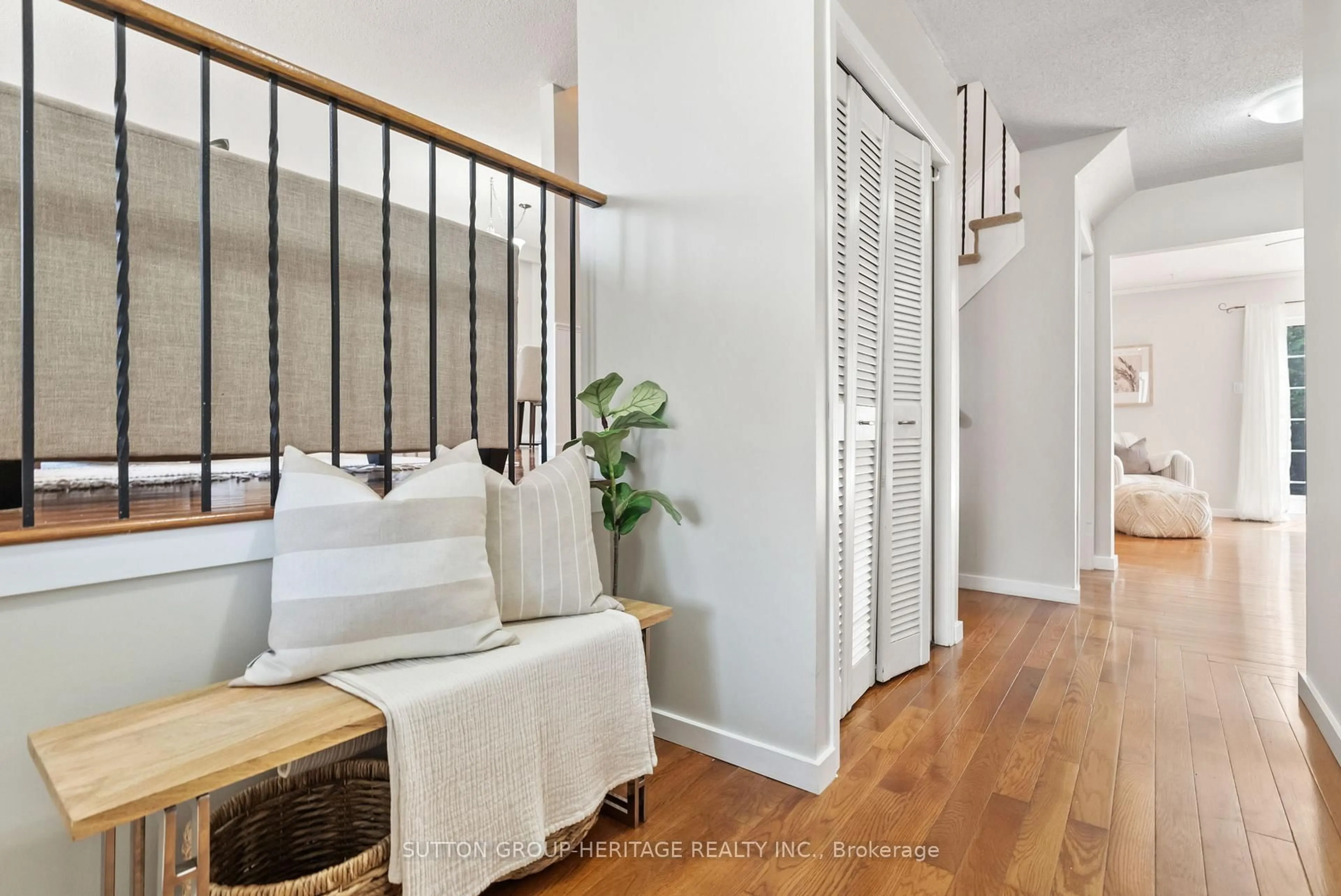 Indoor entryway for 25 Carruthers Dr, Clarington Ontario L1C 3S3