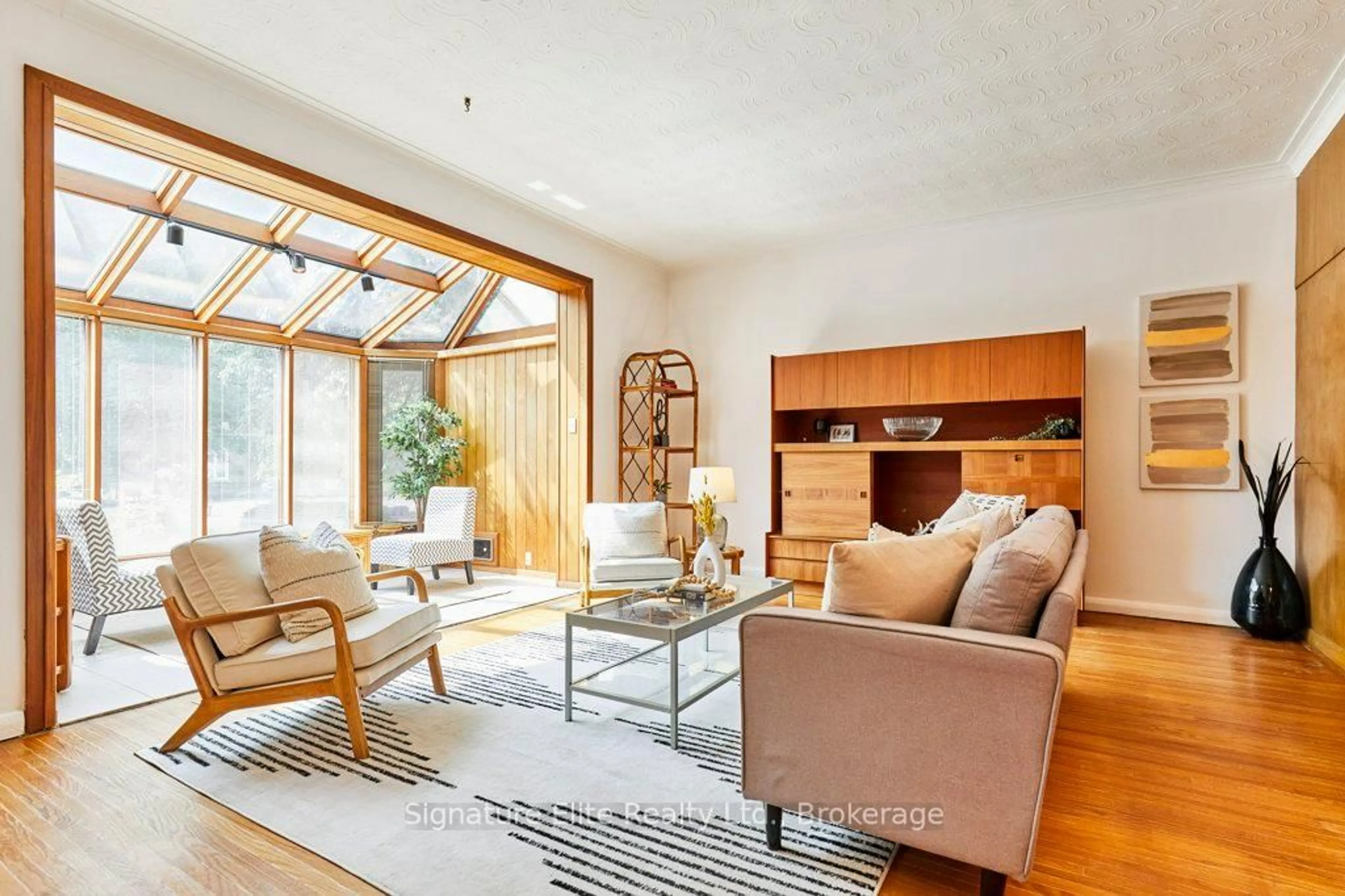 Living room with furniture, wood/laminate floor for 55 Gaiety Dr, Toronto Ontario M1H 1B9