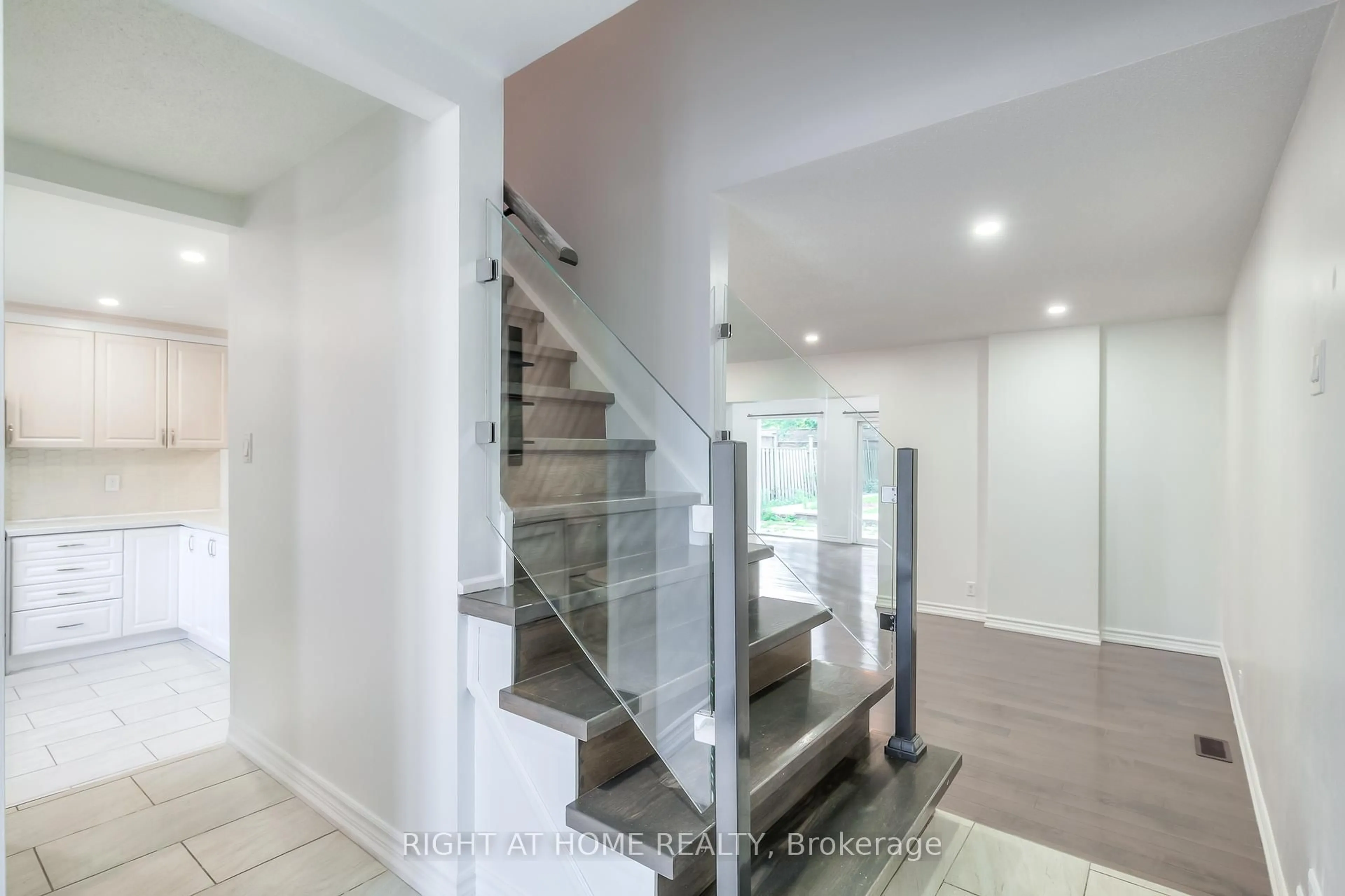 Unknown for 8 Madras Cres, Toronto Ontario M1G 3L1