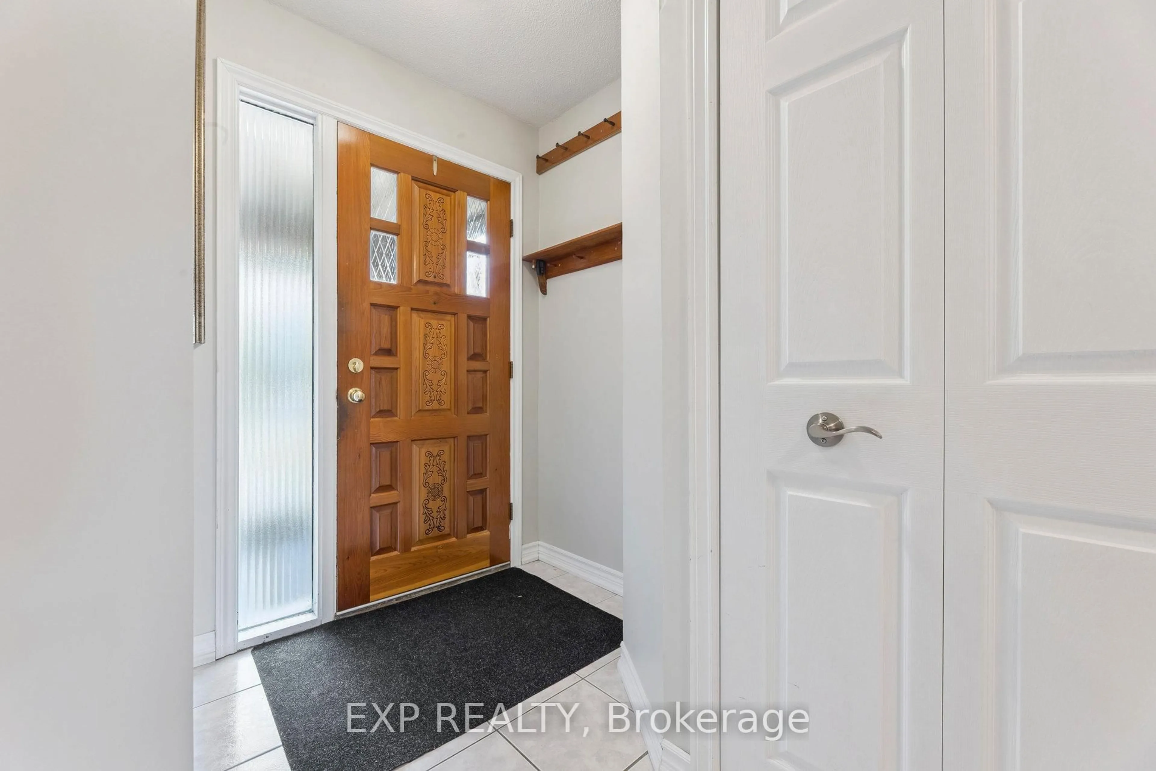 Indoor entryway for 8 Martinet St, Whitby Ontario L1N 8K8