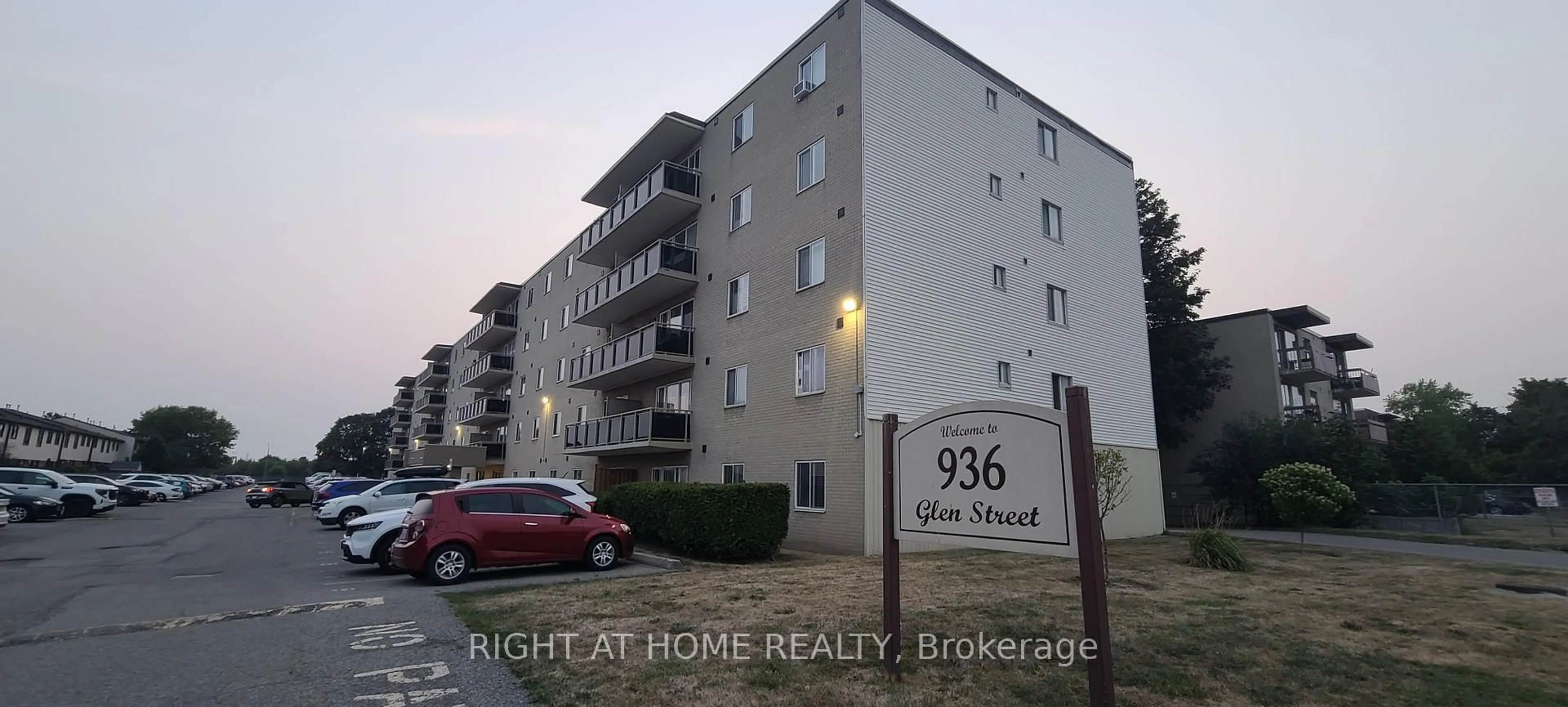 Blurry image for 936 Glen St #414, Oshawa Ontario L1J 5Z7