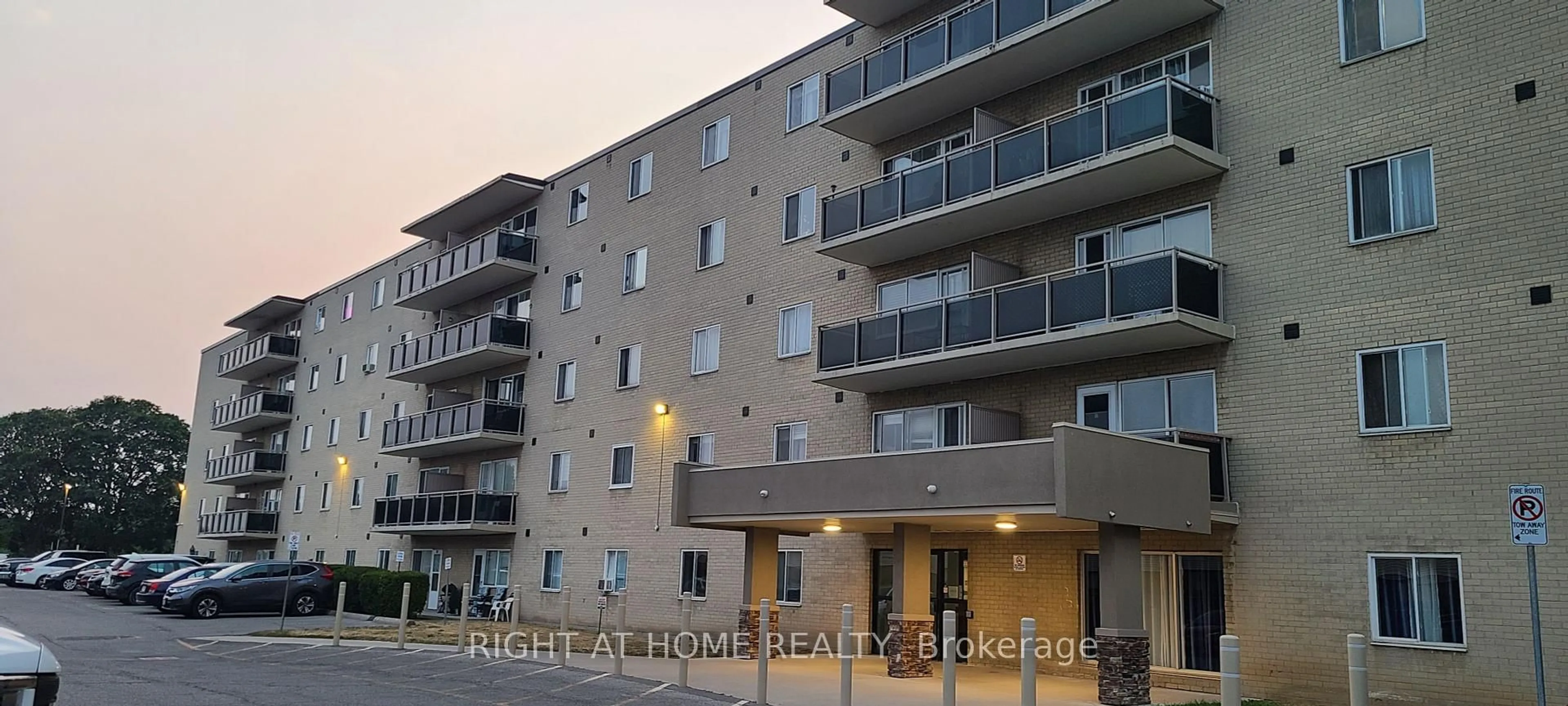 Patio, building for 936 Glen St #414, Oshawa Ontario L1J 5Z7