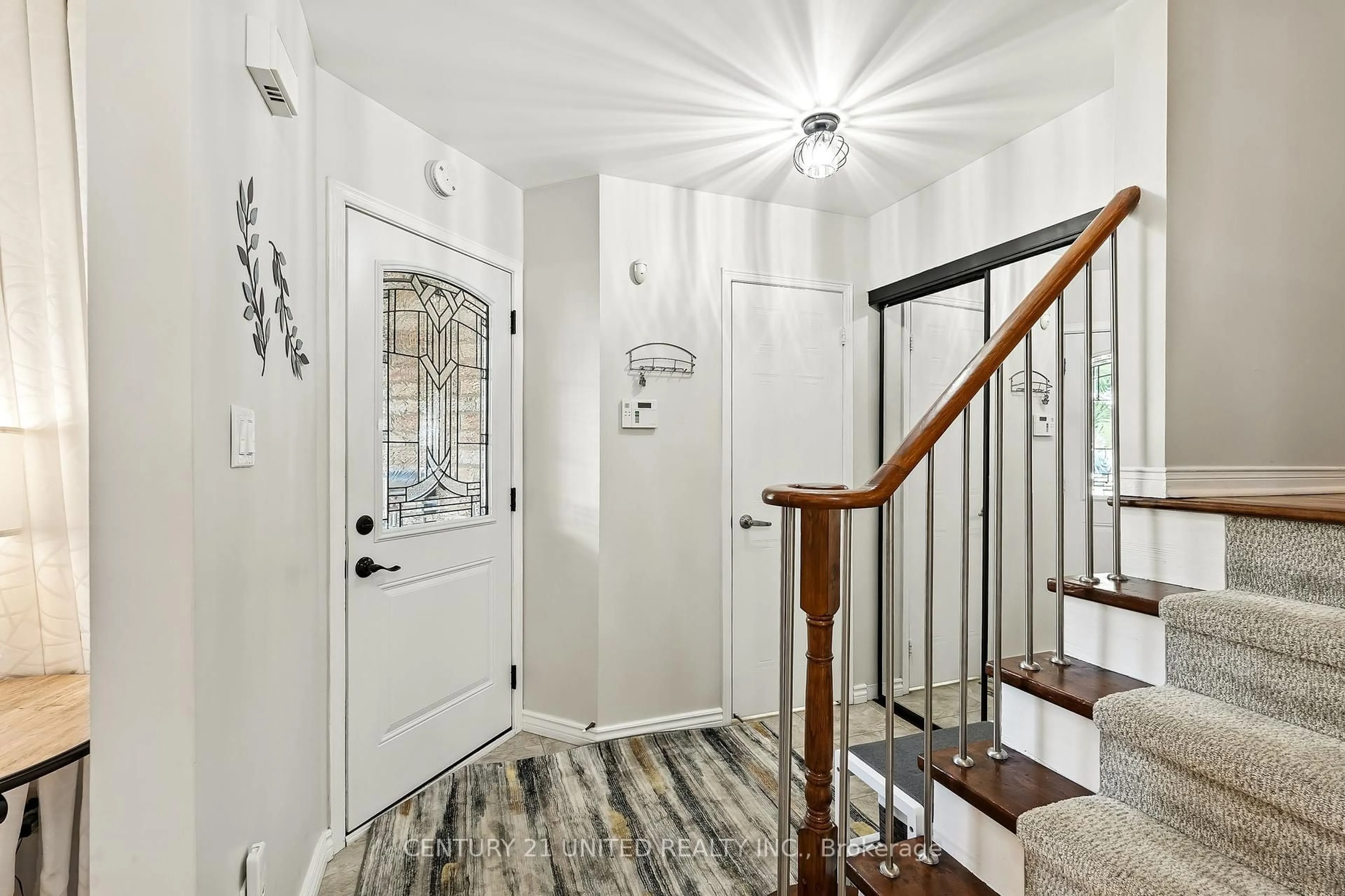 Indoor entryway for 69 Stuart Rd, Clarington Ontario L1E 1Y9