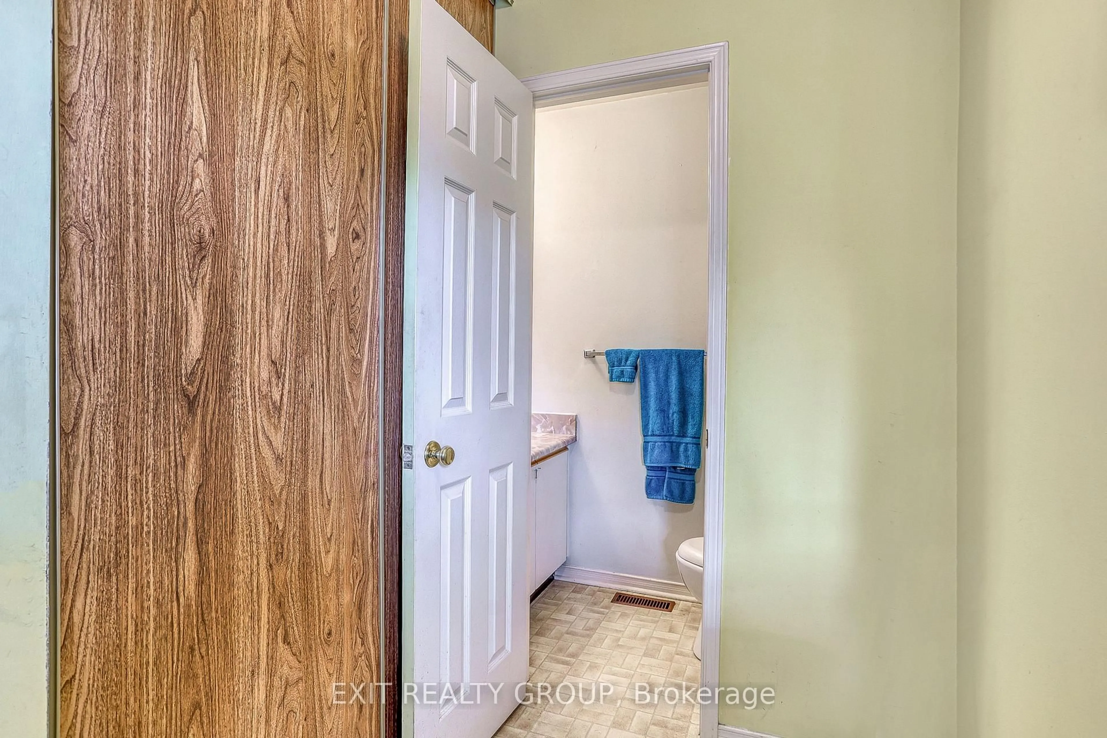 Indoor entryway for 44 Angus Dr, Ajax Ontario L1S 5C3