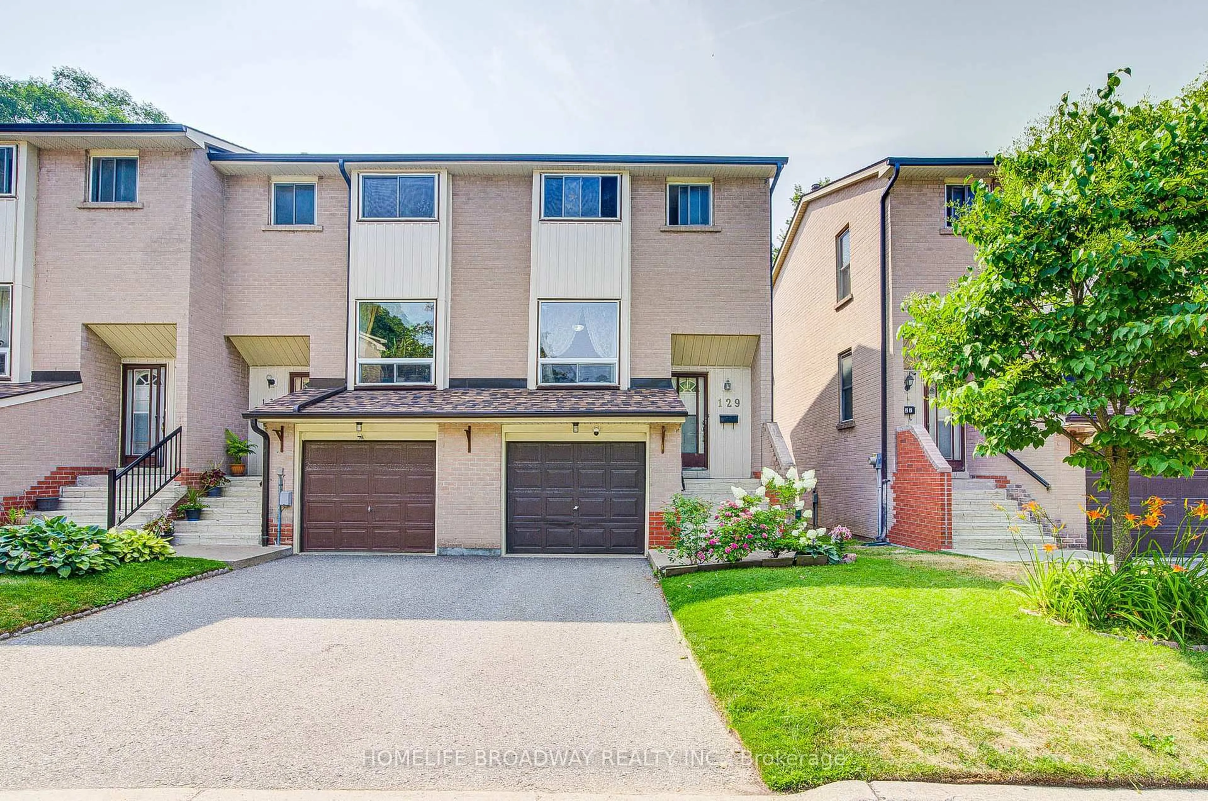 A pic from outside/outdoor area/front of a property/back of a property/a pic from drone, street for 25 Collinsgrove Rd #129, Toronto Ontario M1E 3S3