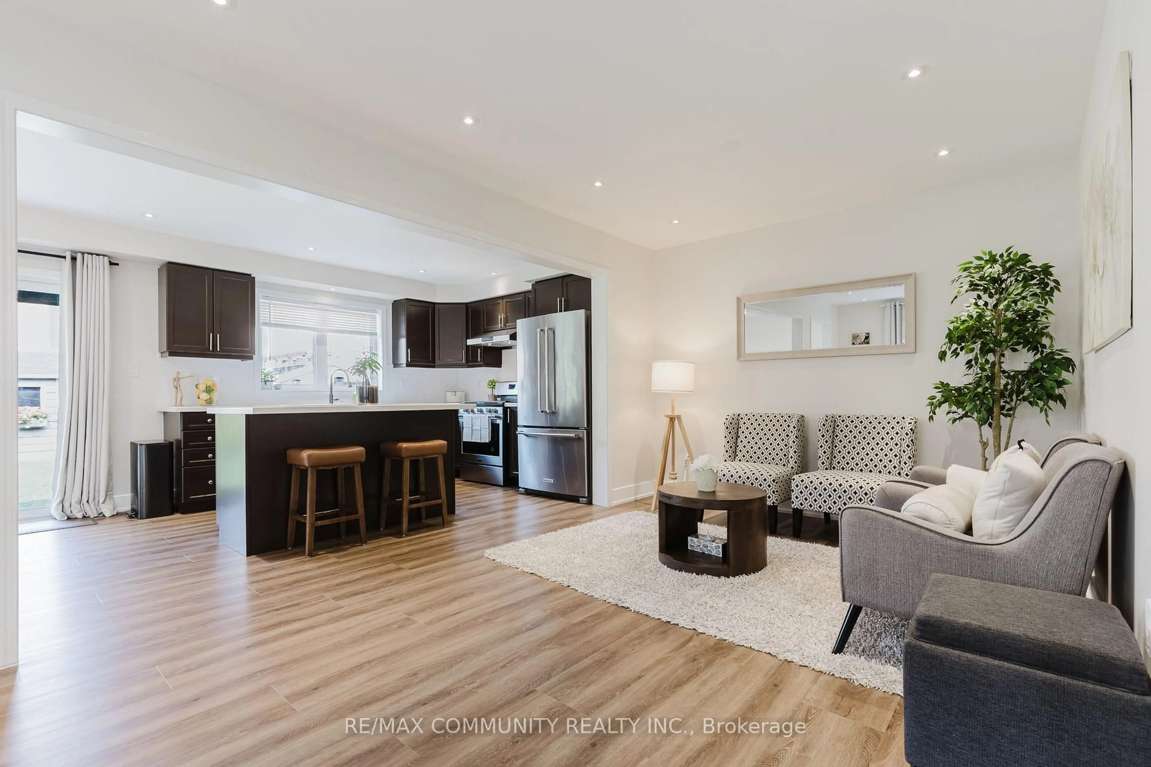 Open concept kitchen, wood/laminate floor for 32 Portwine Dr, Toronto Ontario M1C 0C8