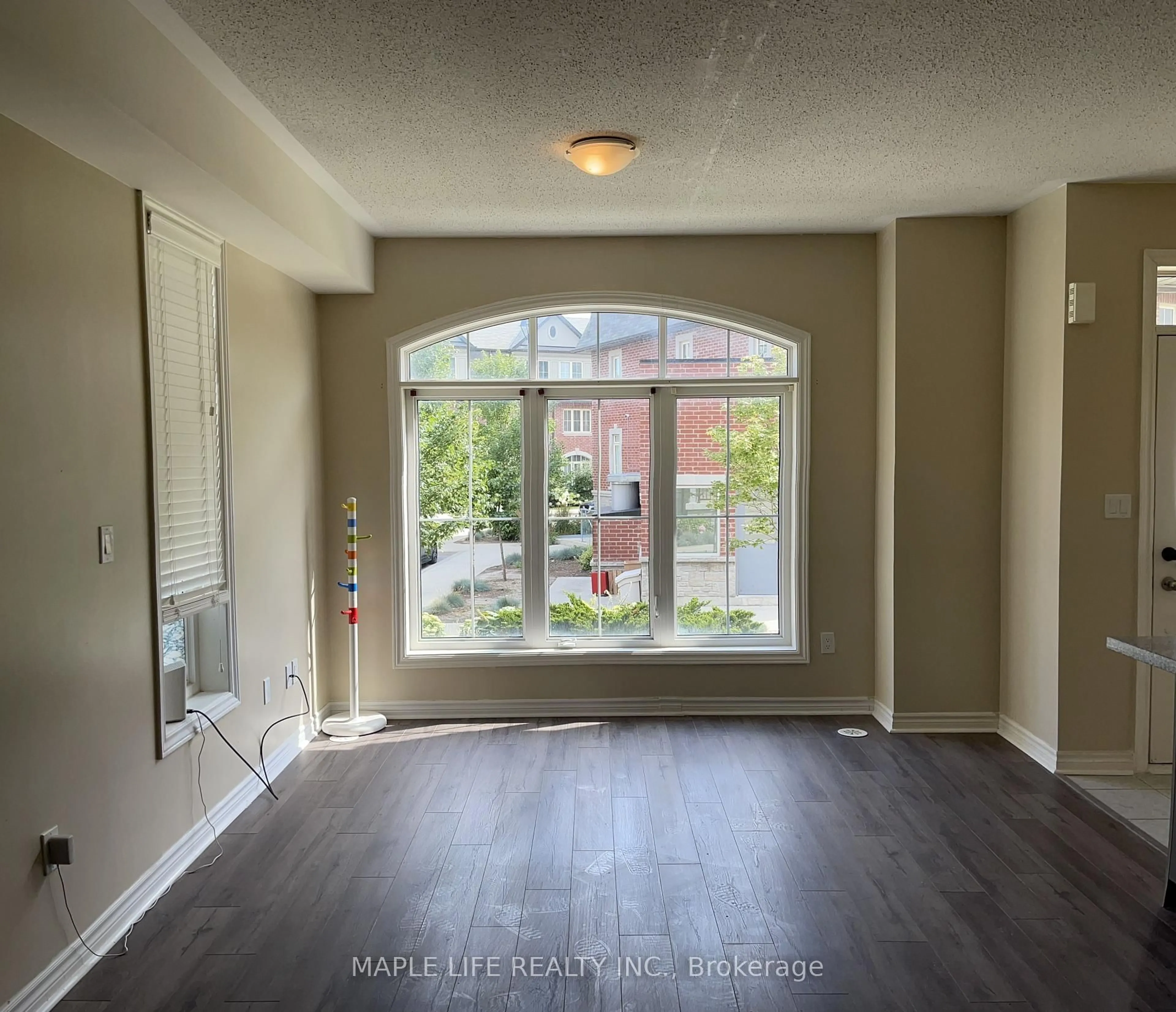 Indoor entryway for 12 EATON PARK Lane #8, Toronto Ontario M1W 0A5