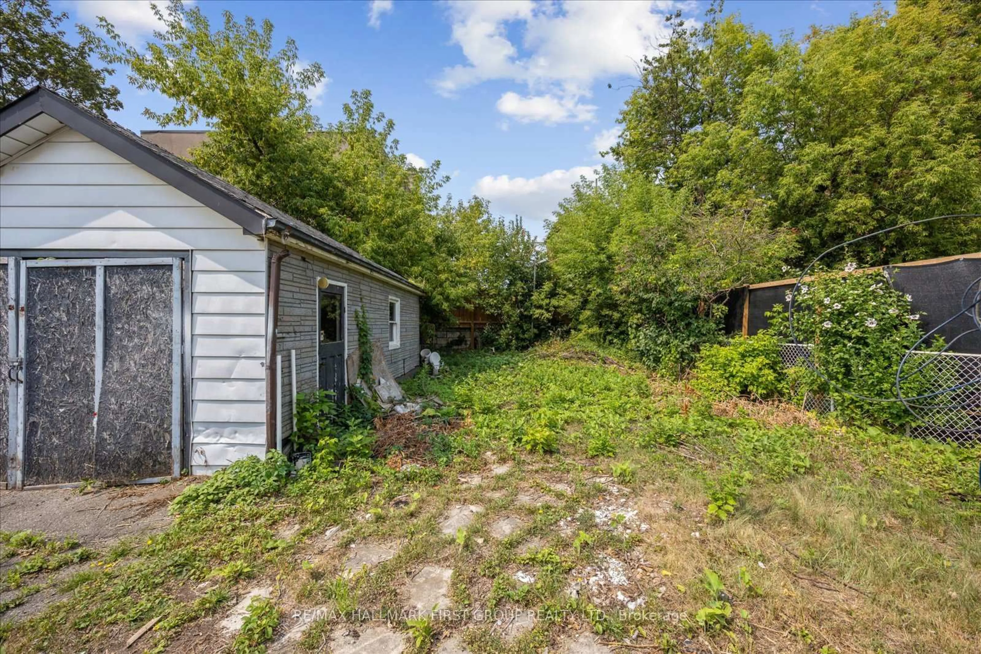 Shed for 288 Celina St, Oshawa Ontario L1H 4P1