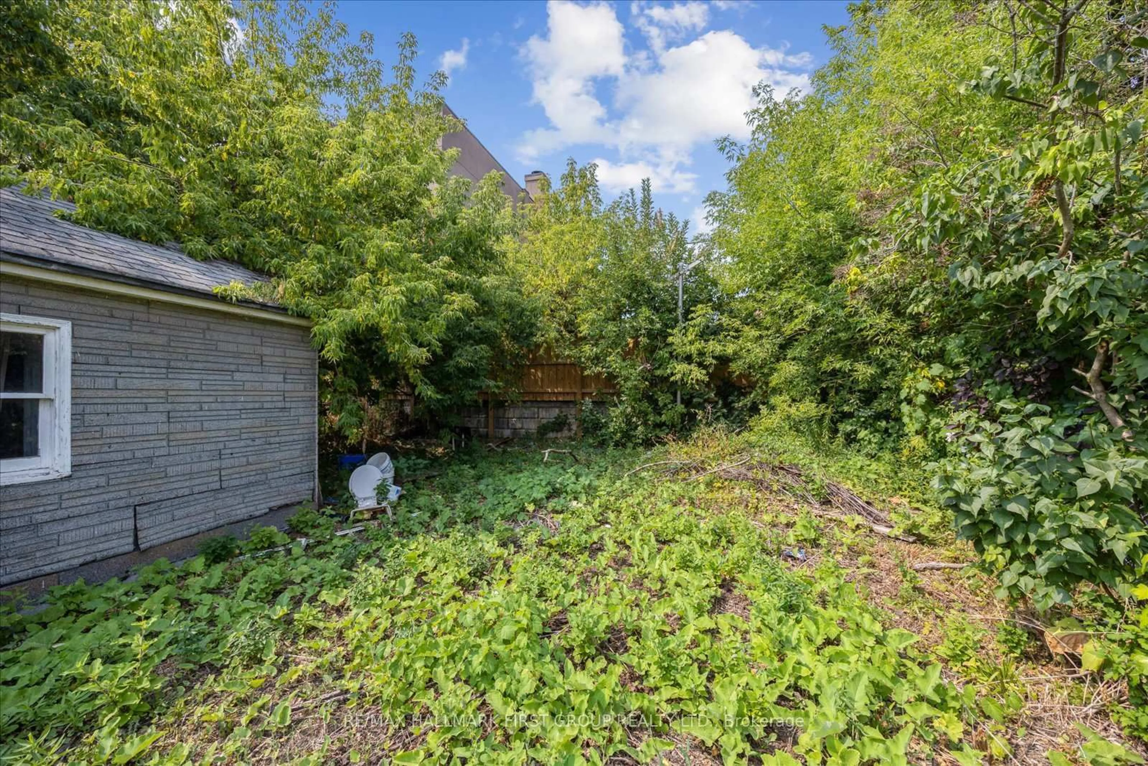 Patio, forest/trees view for 288 Celina St, Oshawa Ontario L1H 4P1