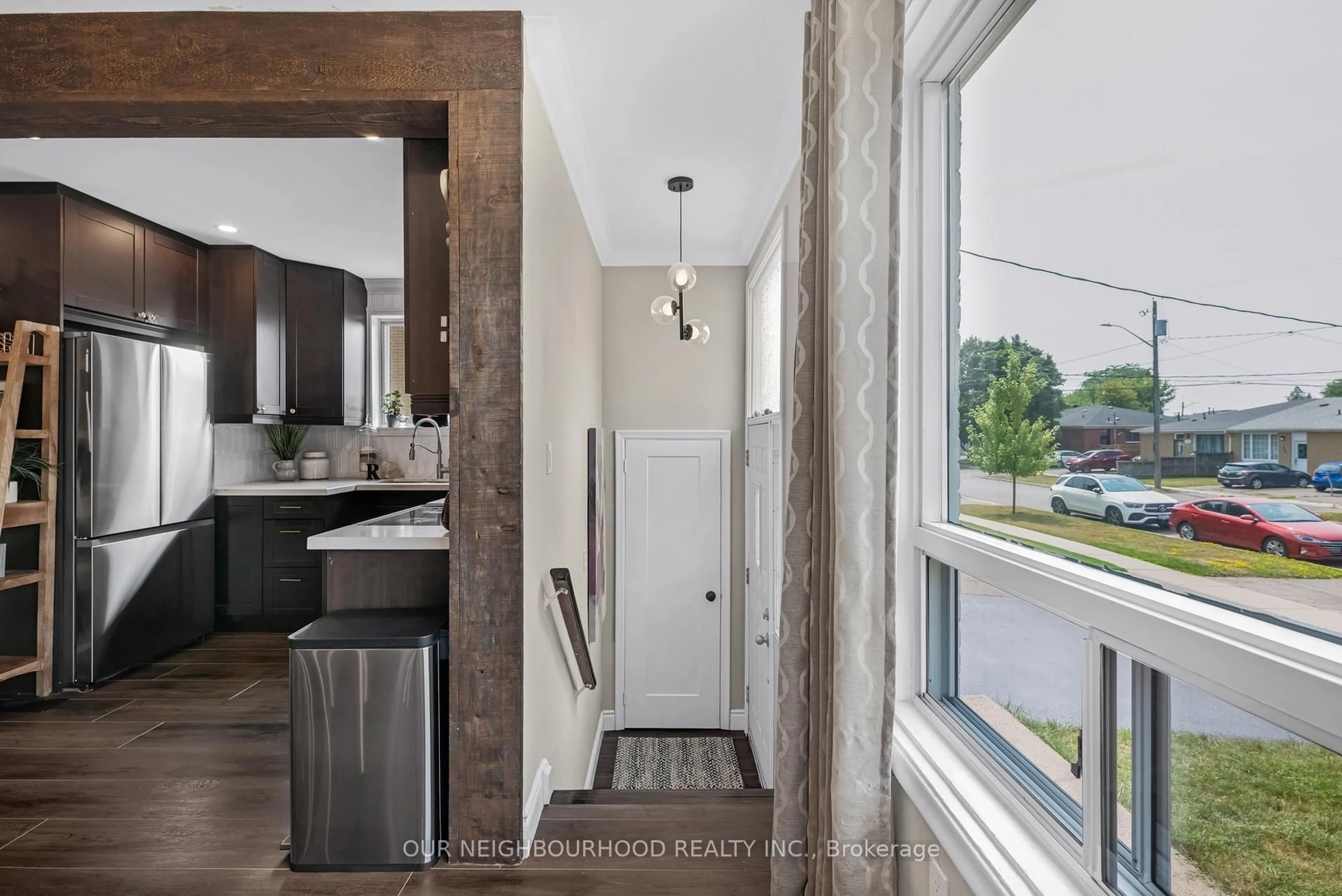 Indoor entryway for 227 Rosedale Dr, Whitby Ontario L1N 1Z2