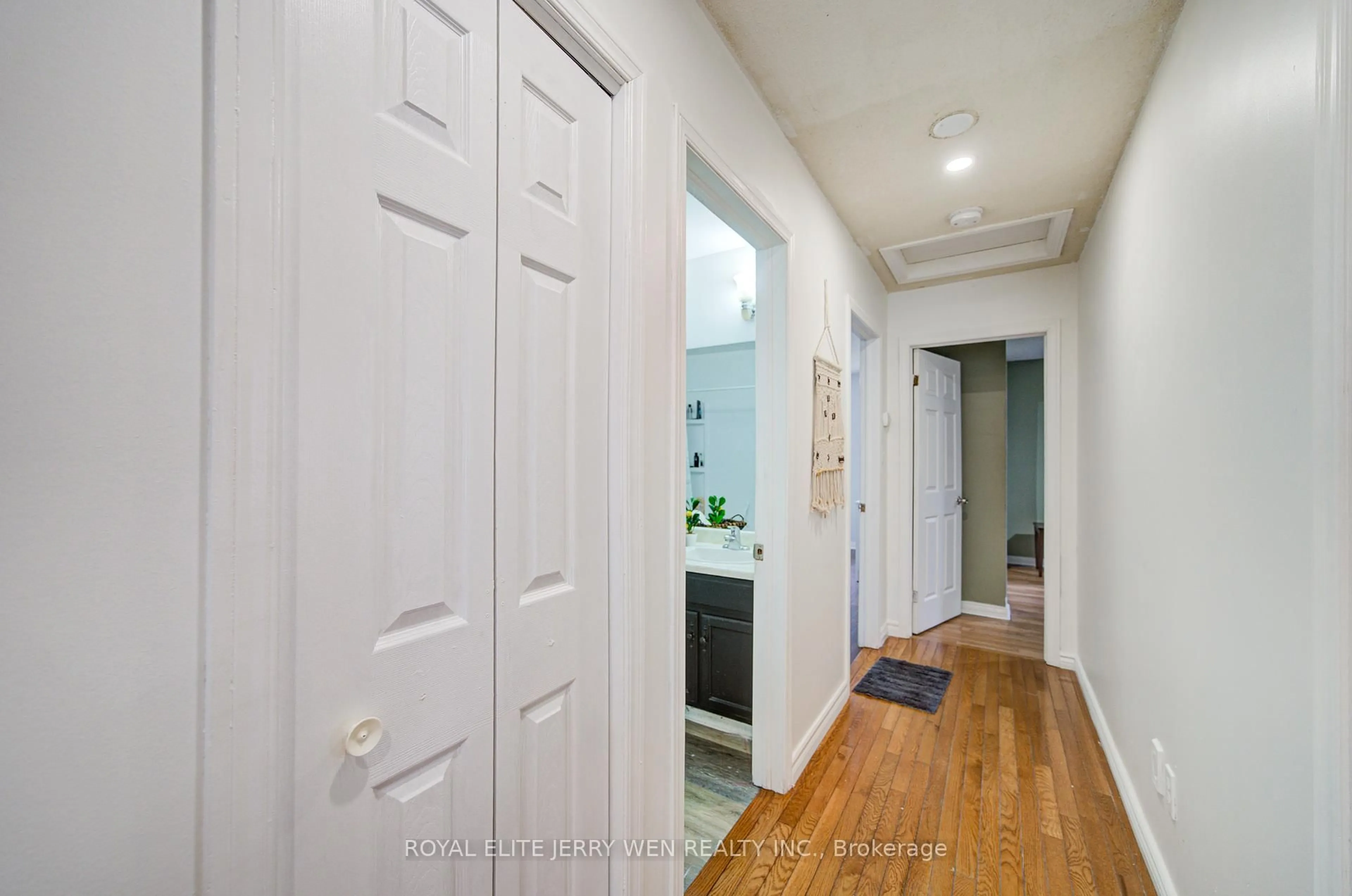 Indoor entryway for 1402 Wilson Rd, Oshawa Ontario L1K 2B9
