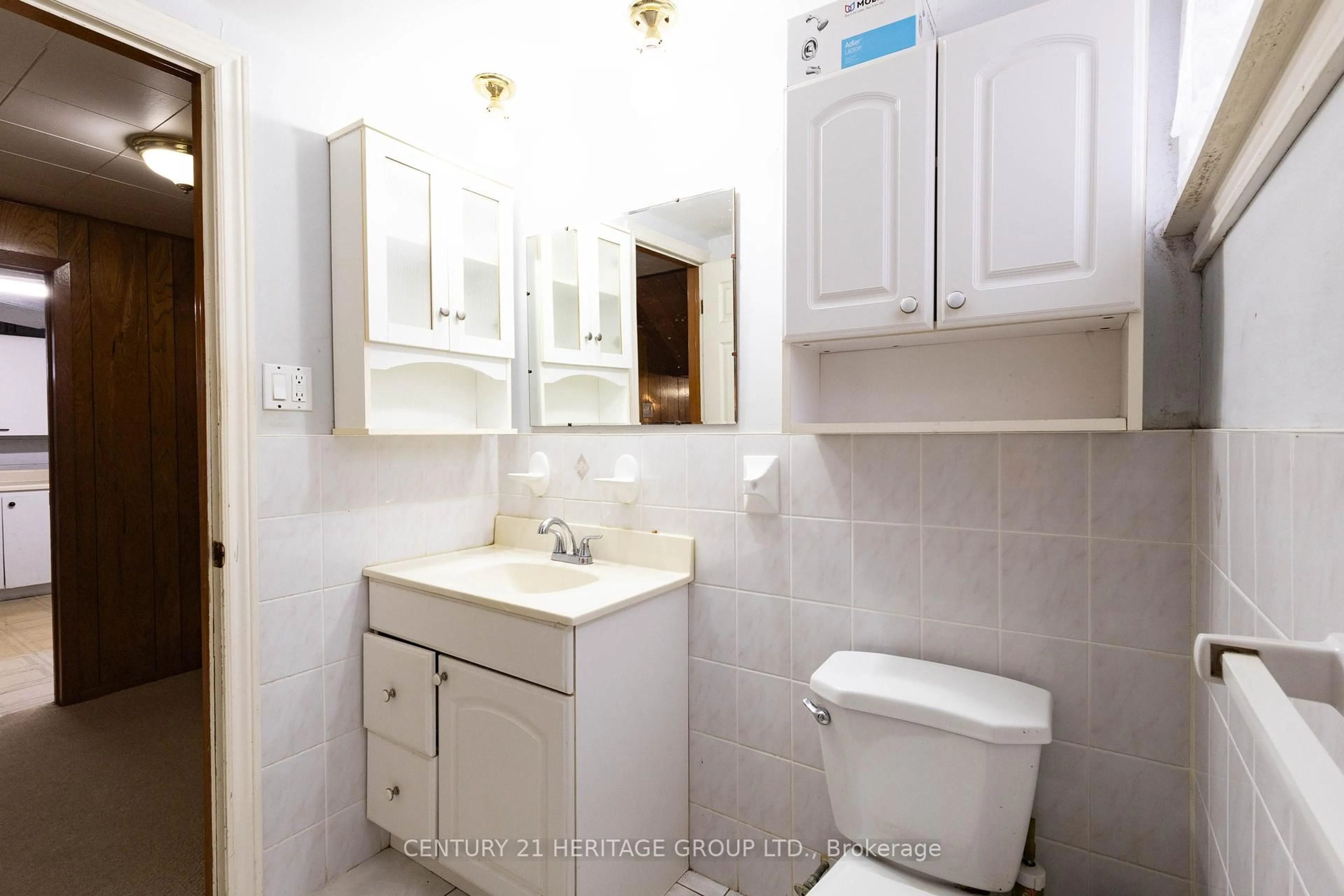 Standard bathroom, ceramic/tile floor for 17 Skyridge Rd, Toronto Ontario M1E 4N7
