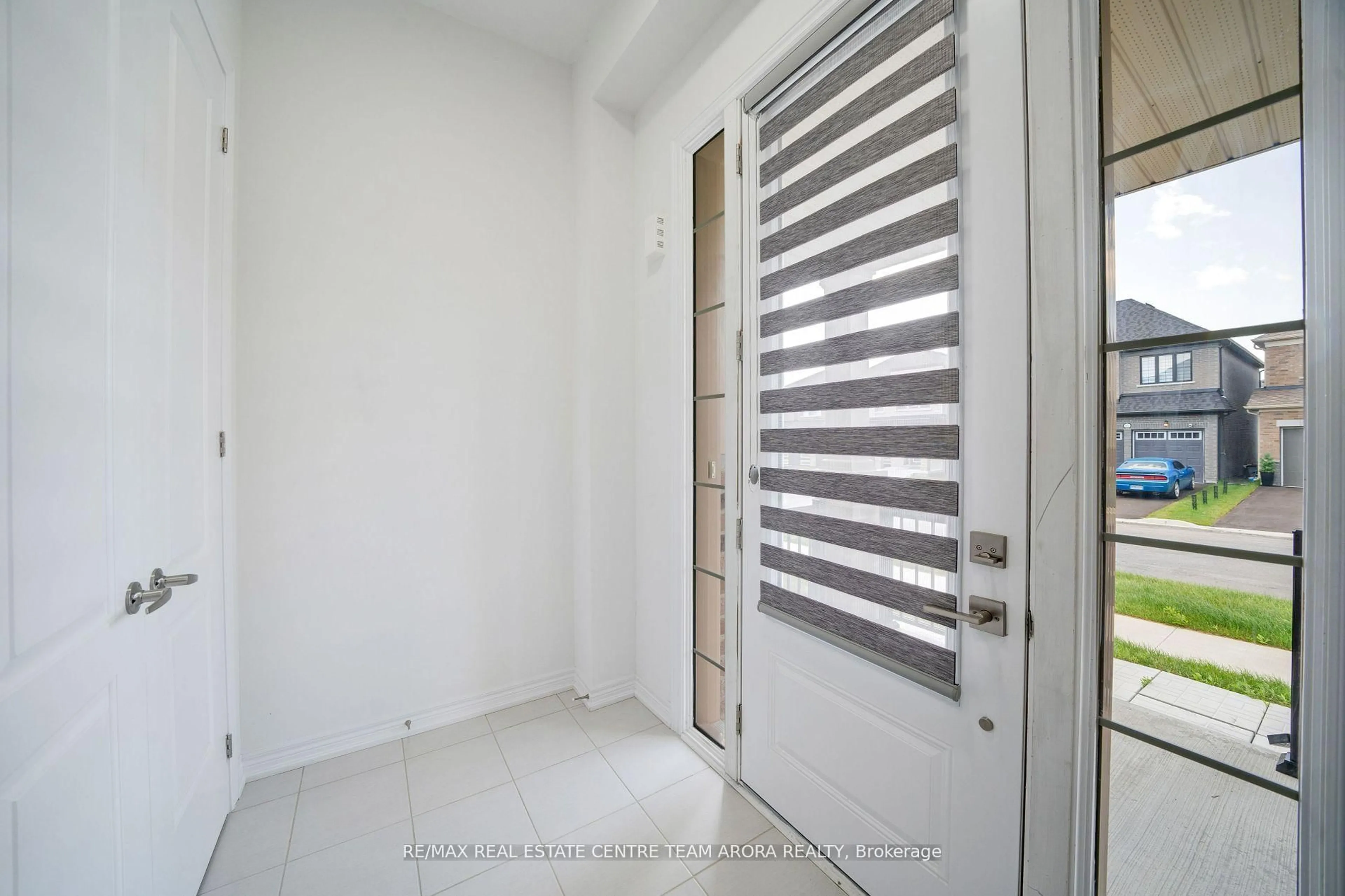 Indoor entryway for 2073 Chris Mason St, Oshawa Ontario L1L 0S5
