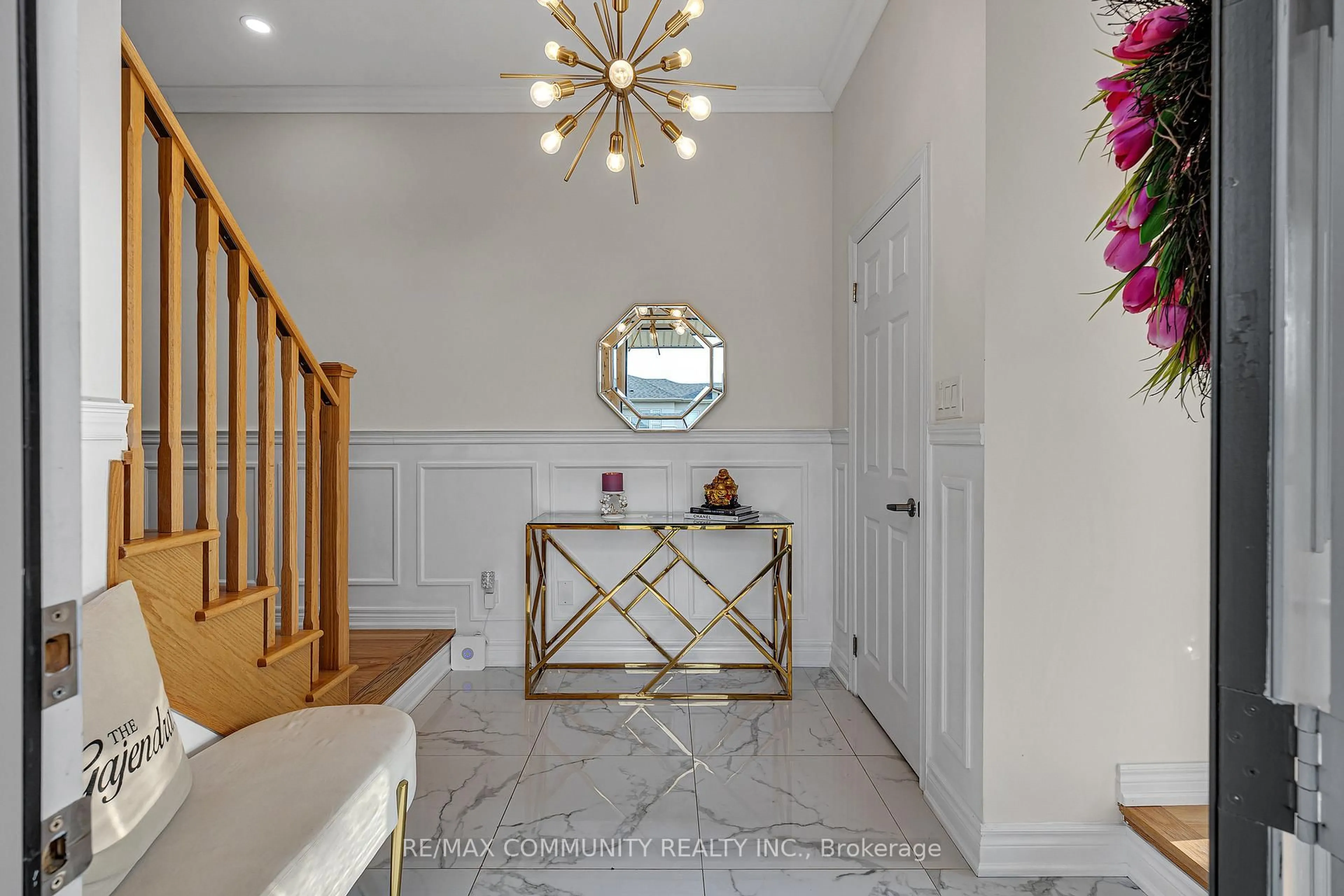 Indoor entryway for 2455 Hibiscus Dr, Pickering Ontario L1X 0H1