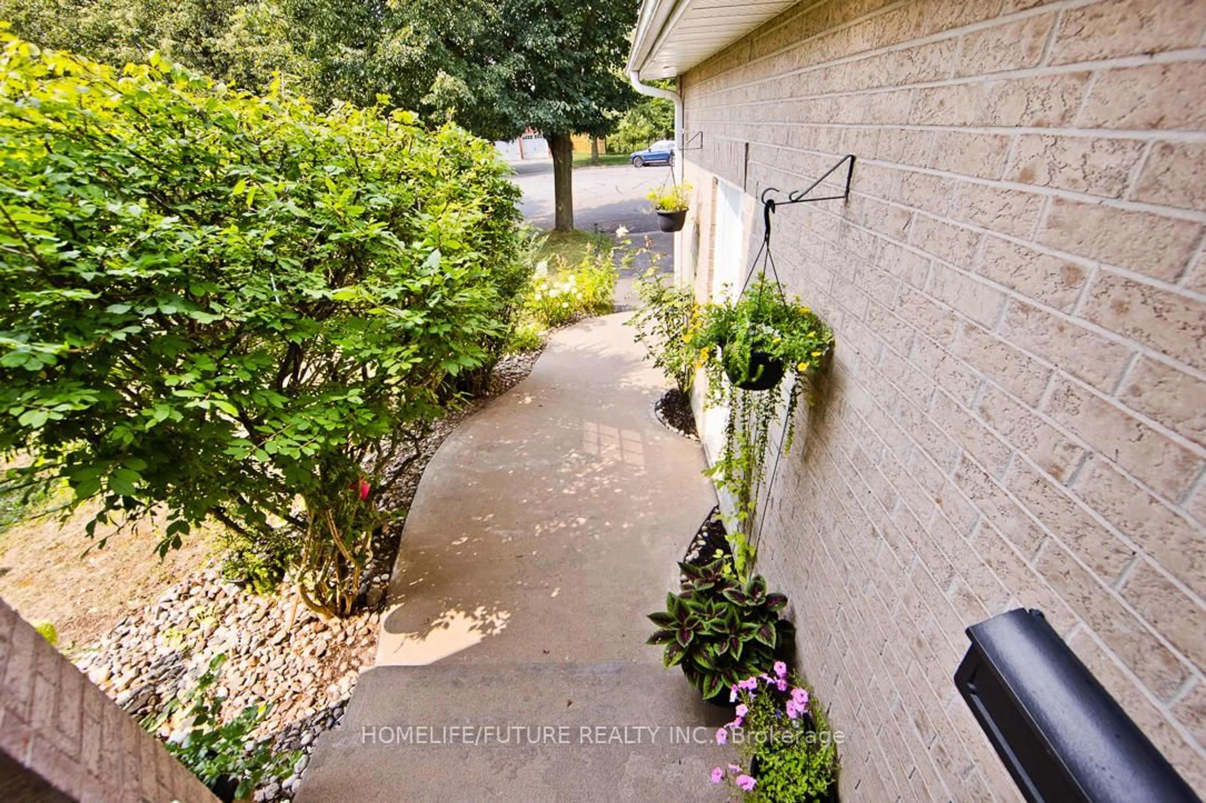 Patio, street for 23 Meredith Crt, Clarington Ontario L1E 2V9