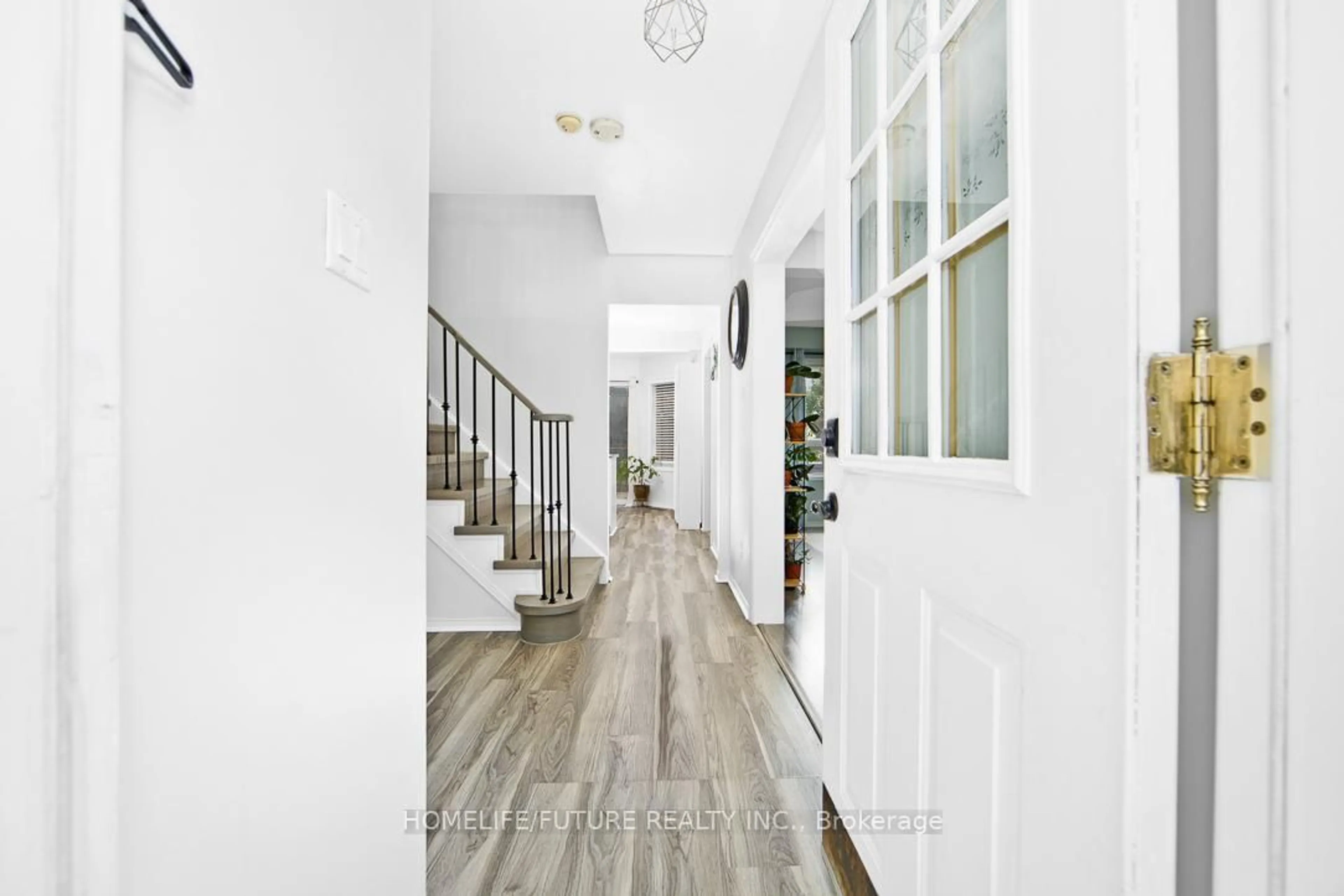 Indoor entryway for 23 Meredith Crt, Clarington Ontario L1E 2V9