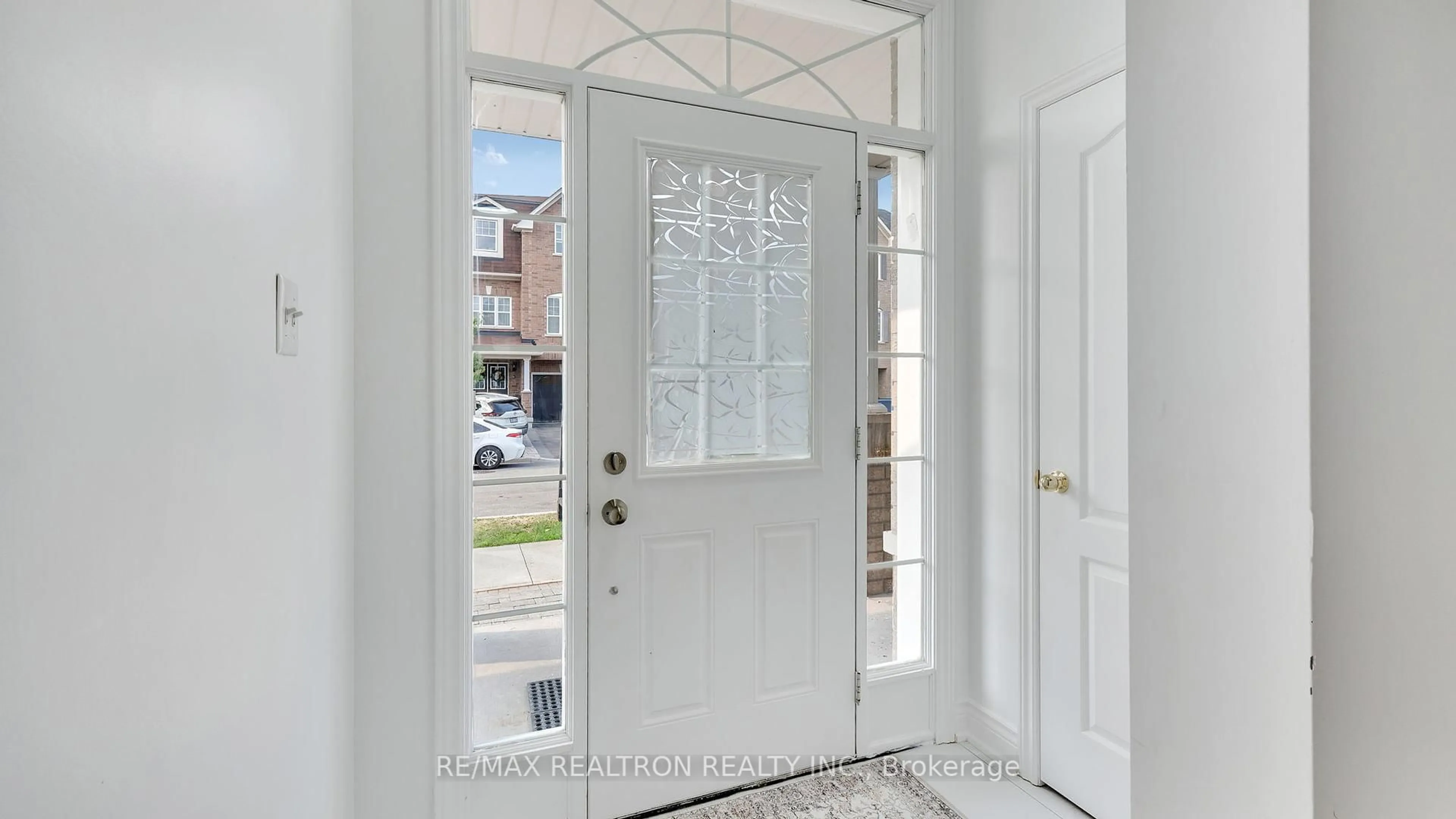 Indoor entryway for 1585 Brandy Crt, Pickering Ontario L1X 0C8