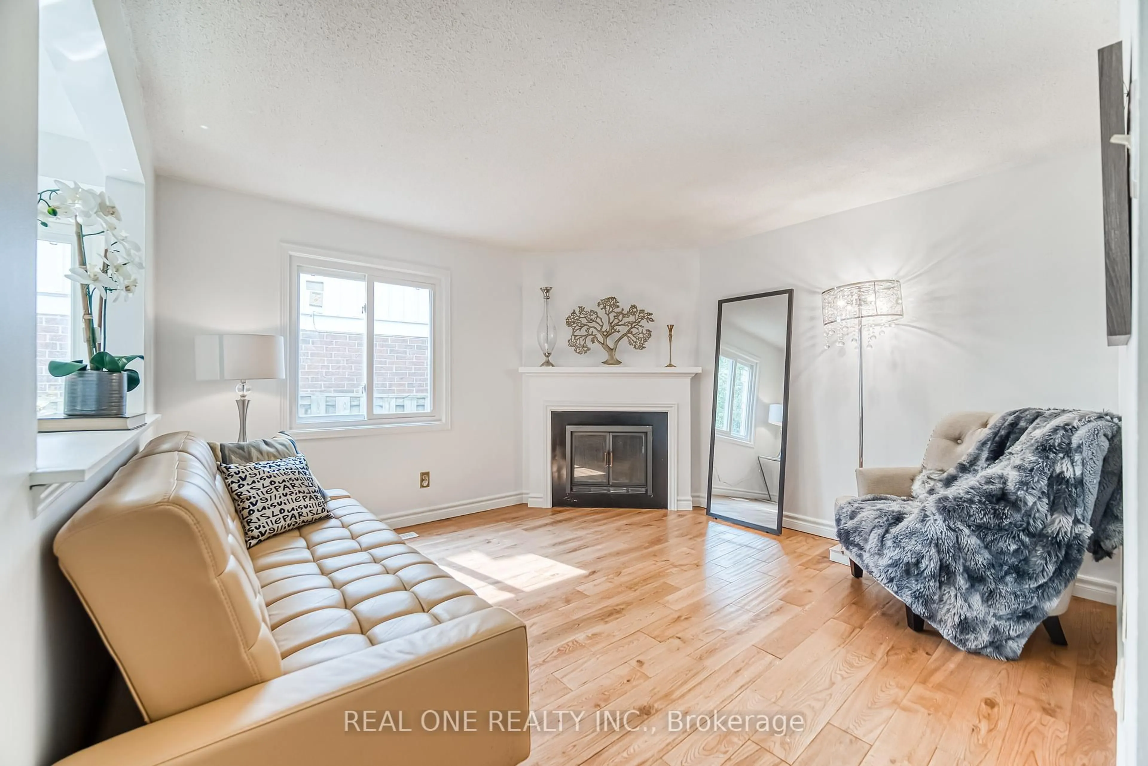 Living room with furniture, wood/laminate floor for 142 Frank Rivers Dr, Toronto Ontario M1W 3N4