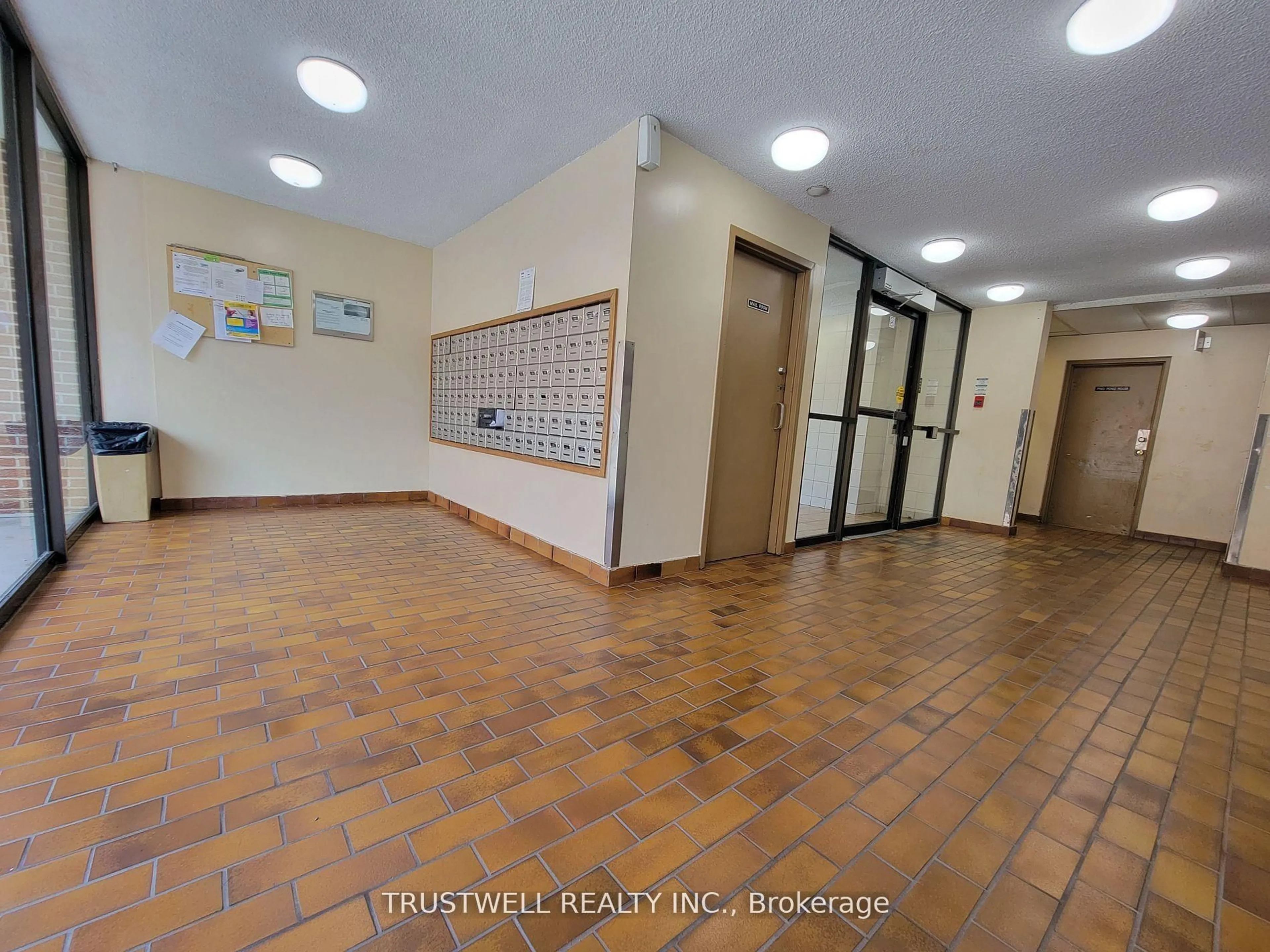 Indoor foyer for 4064 Lawrence Ave #513, Toronto Ontario M1E 4V6