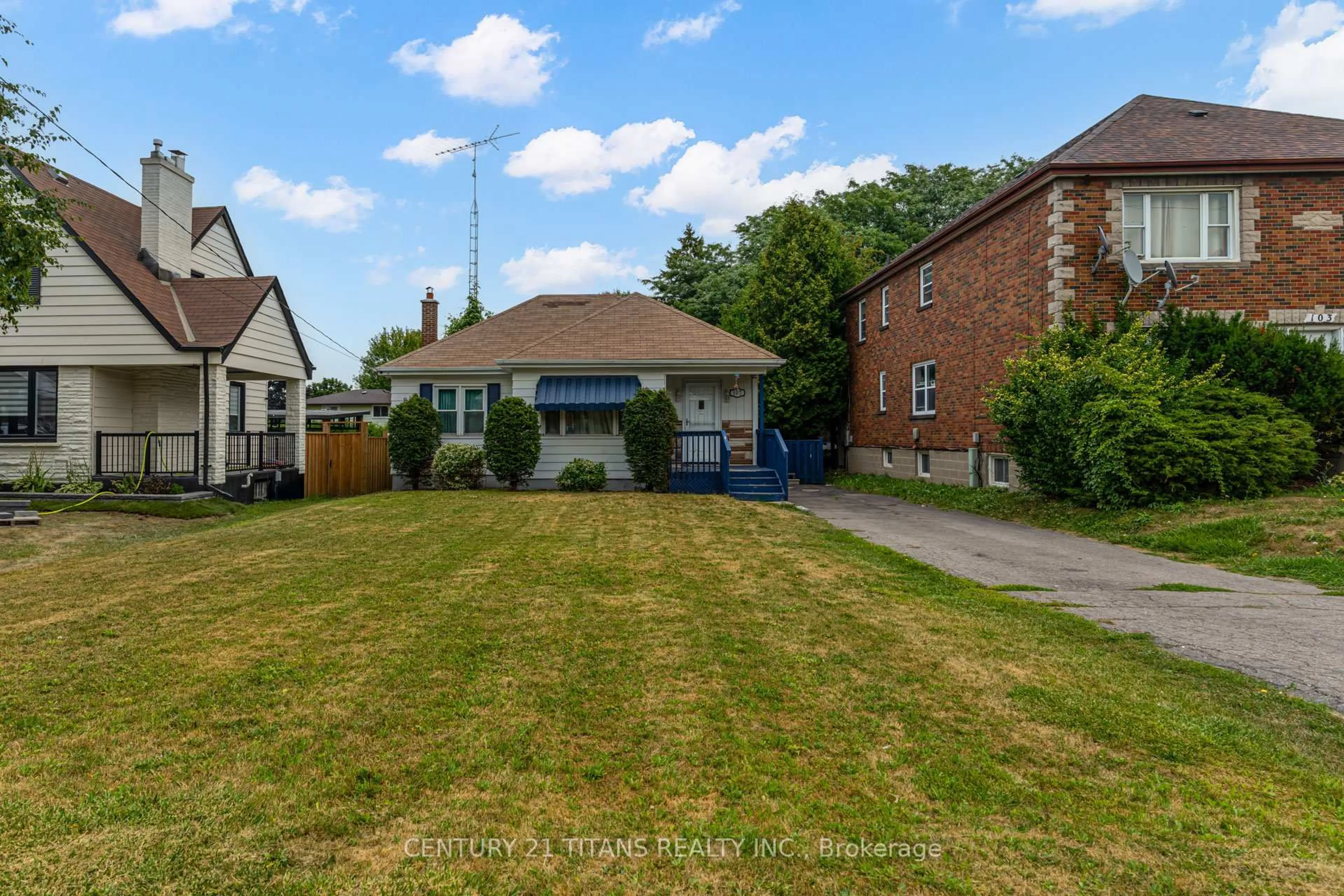 A pic from outside/outdoor area/front of a property/back of a property/a pic from drone, street for 107 Wilson Rd, Oshawa Ontario L1G 6E1