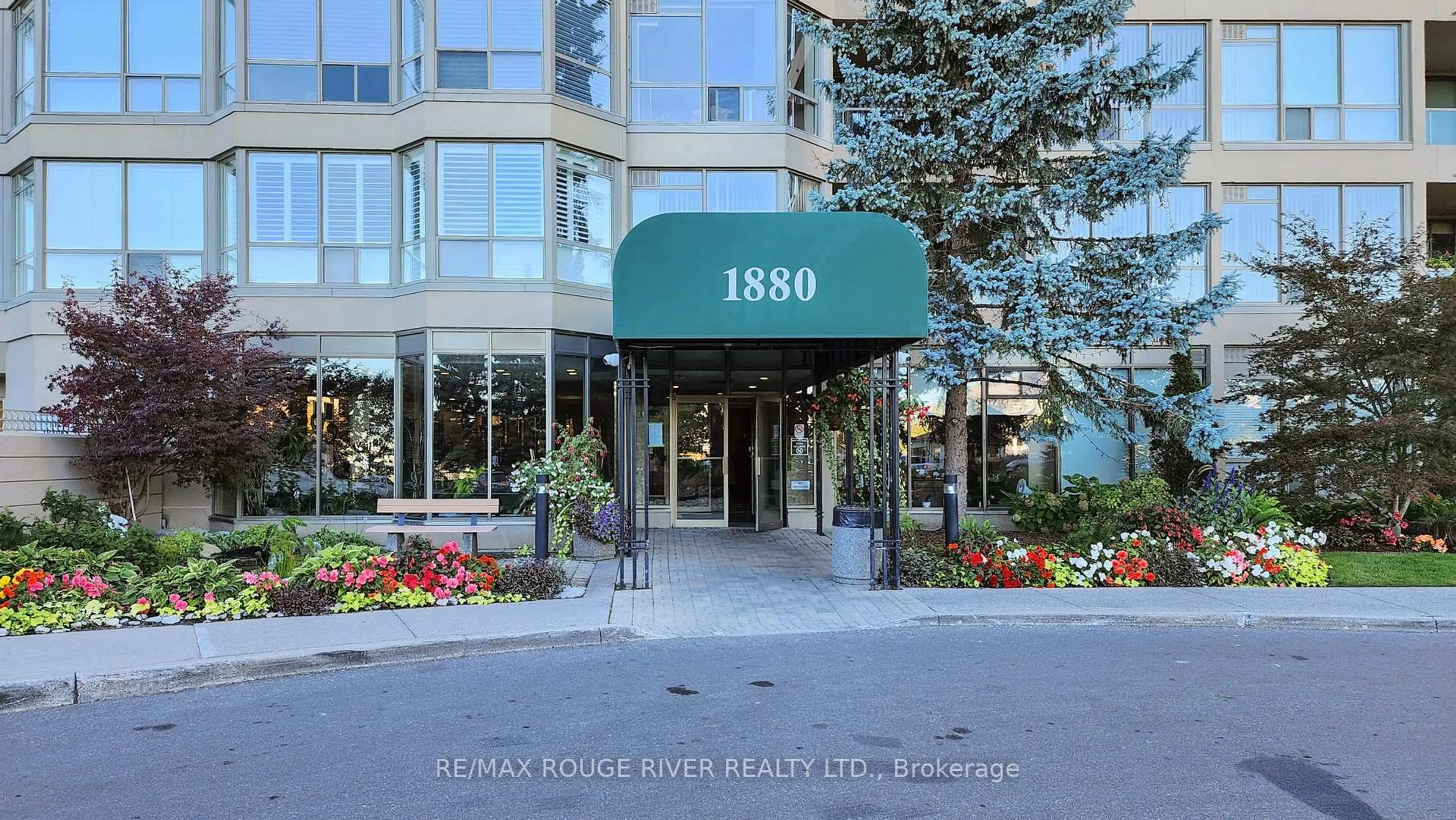 Indoor foyer for 1880 Valley Farm Rd #1627, Pickering Ontario L1V 6B3