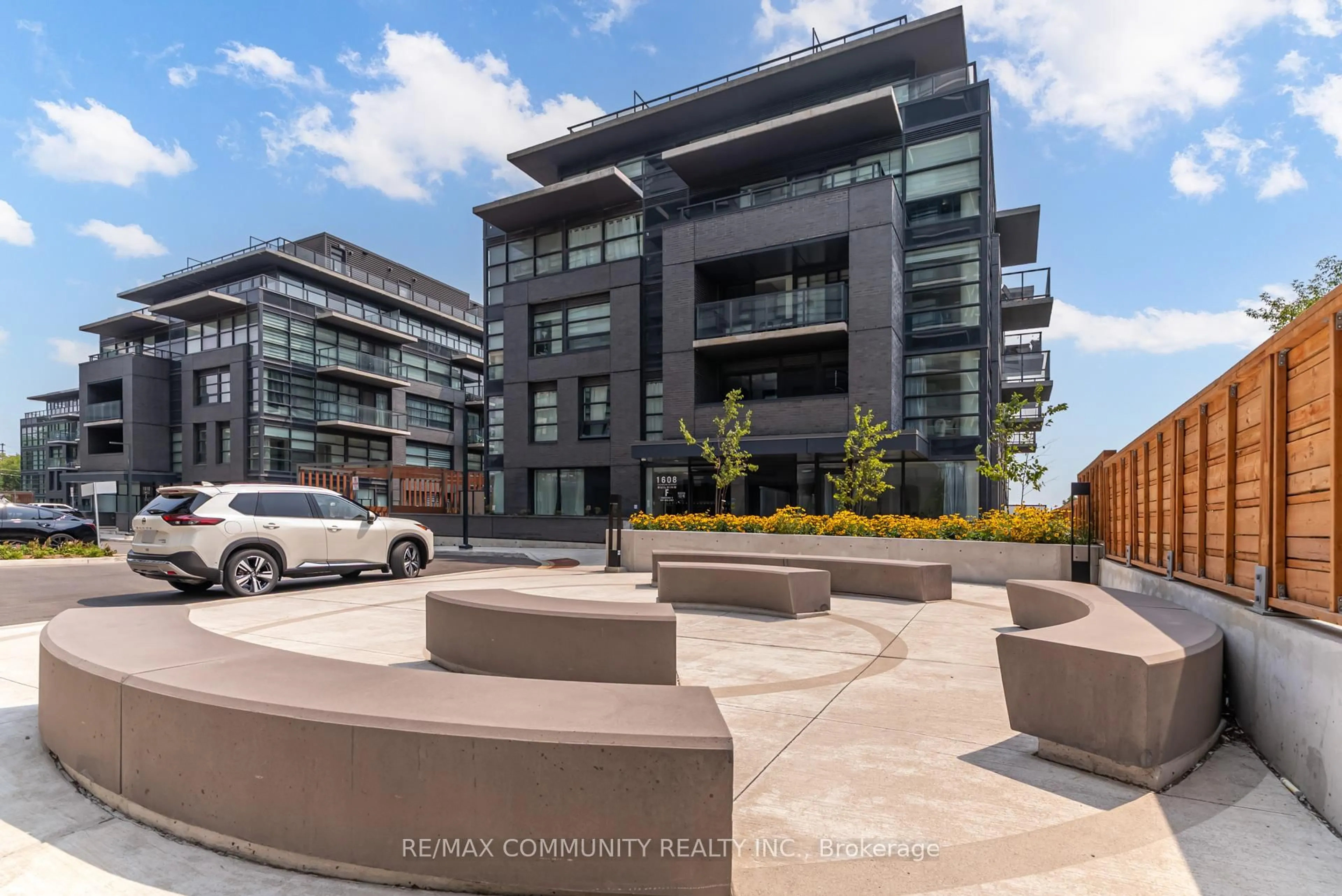 A pic from outside/outdoor area/front of a property/back of a property/a pic from drone, building for 1608 Charles St #190, Whitby Ontario L1N 1B9